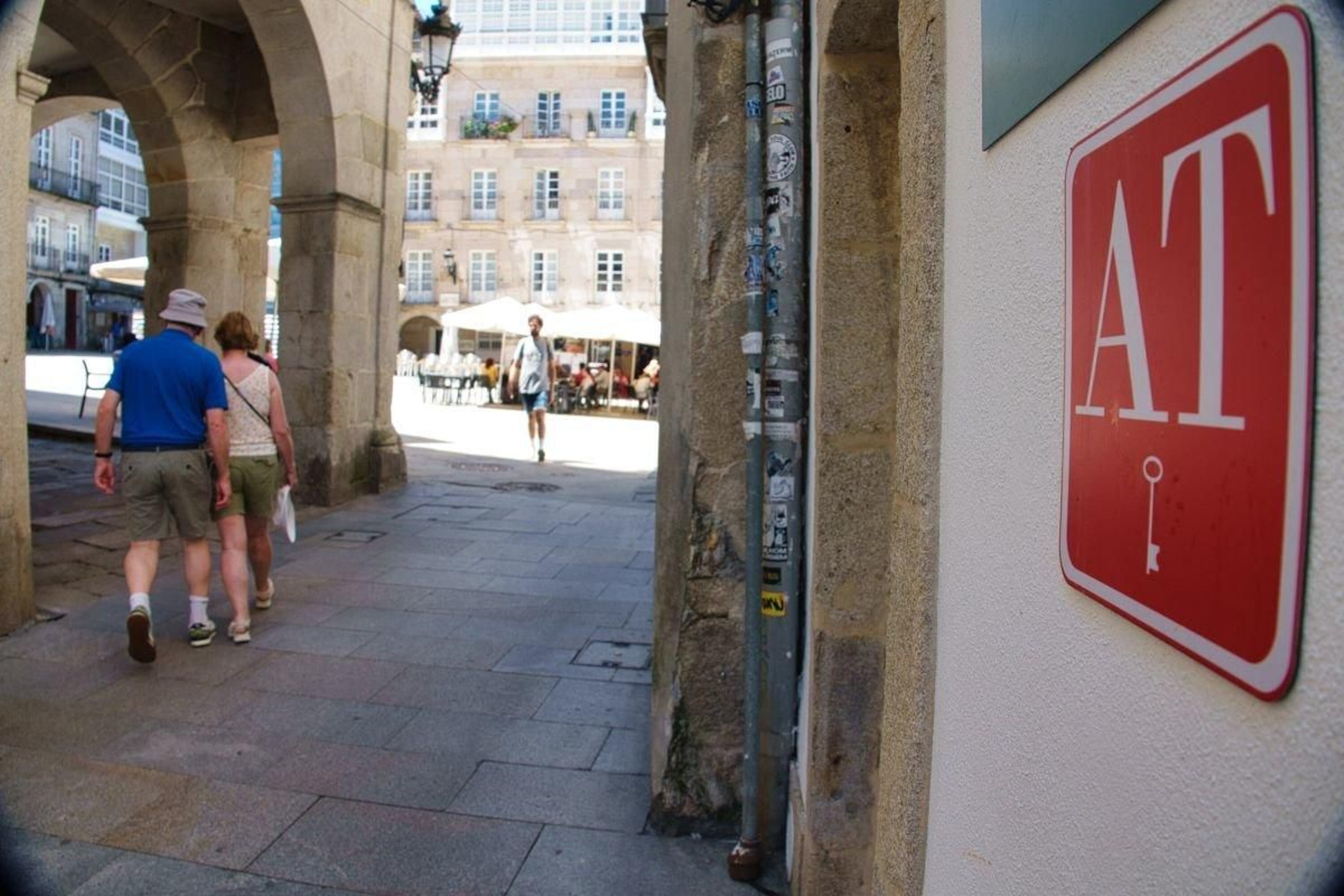 Turistas ante unos apartamentos turísticos, otra modalidad, en el Casco Vello.
