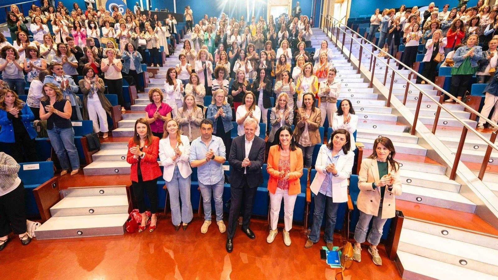 Rueda, rodedado de las ediles del PPdeG en un acto en Santiago.