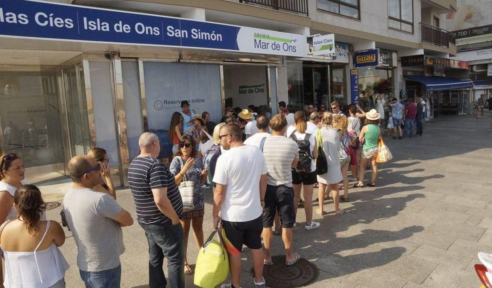 Reclamaciones de turistas en agosto de 2017, tras la sobreventa de billetes a las Cíes.