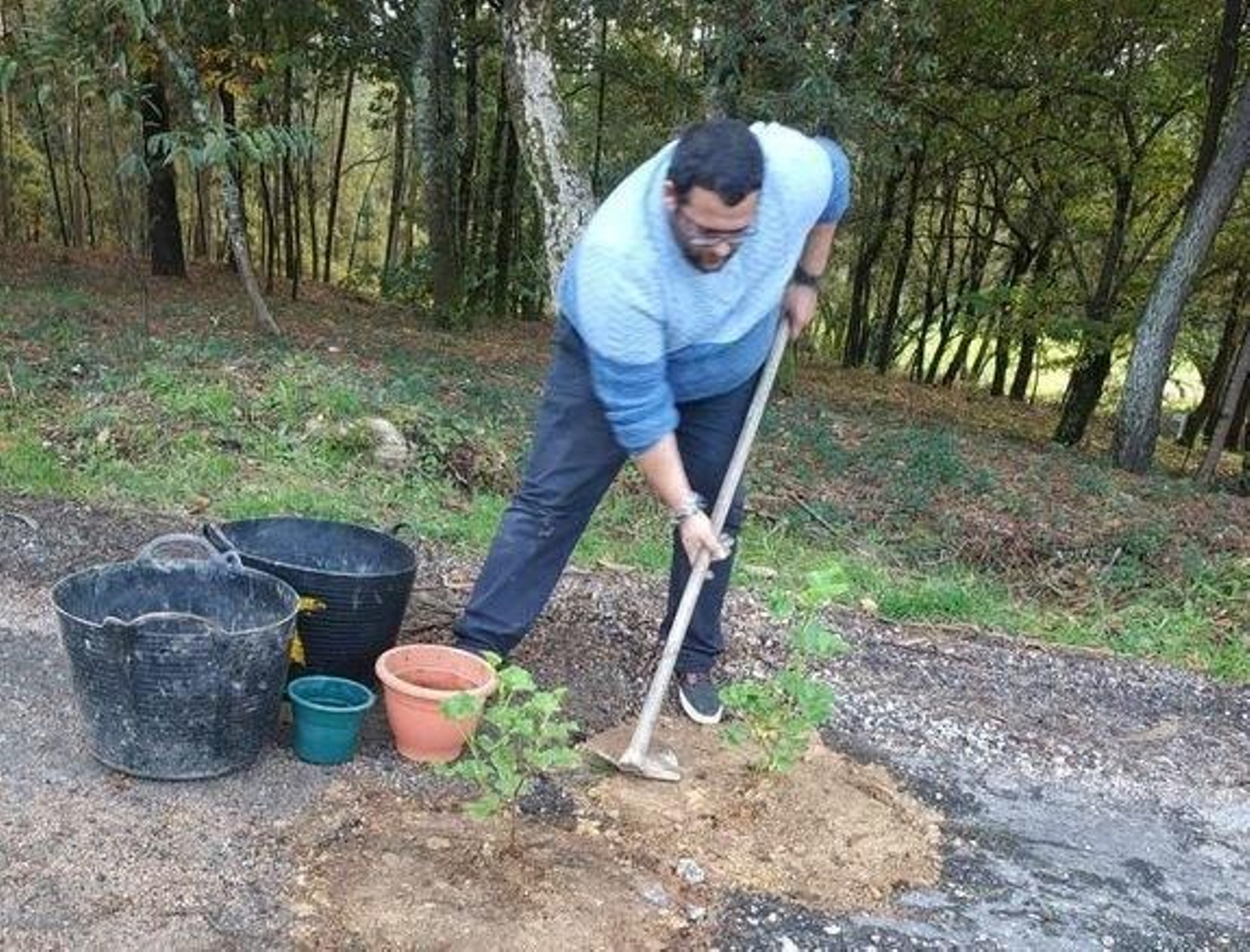 José Cancelas, ayer, en plena faena de 'bacheo' .