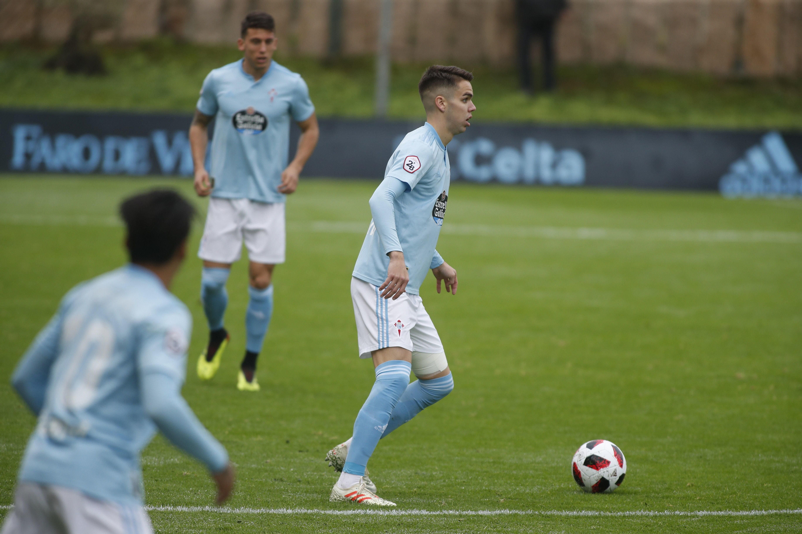 Dani Molina maneja el balón en un partido de esta campaña.