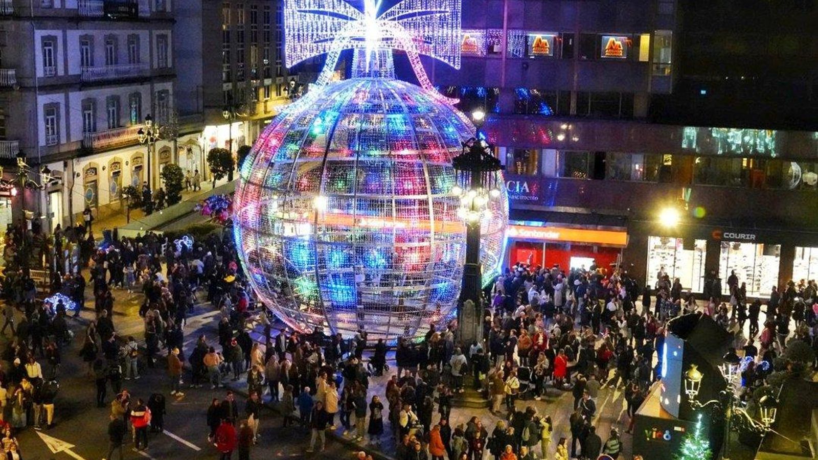 La bola de Navidad de Vigo iluminada.