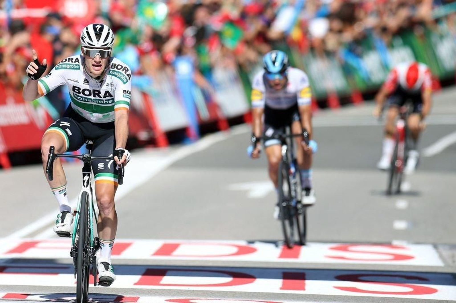 El irlandés Sam Bennett celebra la victoria en la entrada a meta.