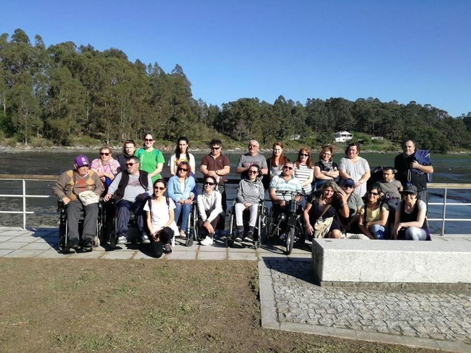 Los miembros de una de las asociaicones que hará su primera alfombra de Corpus, Adapta.