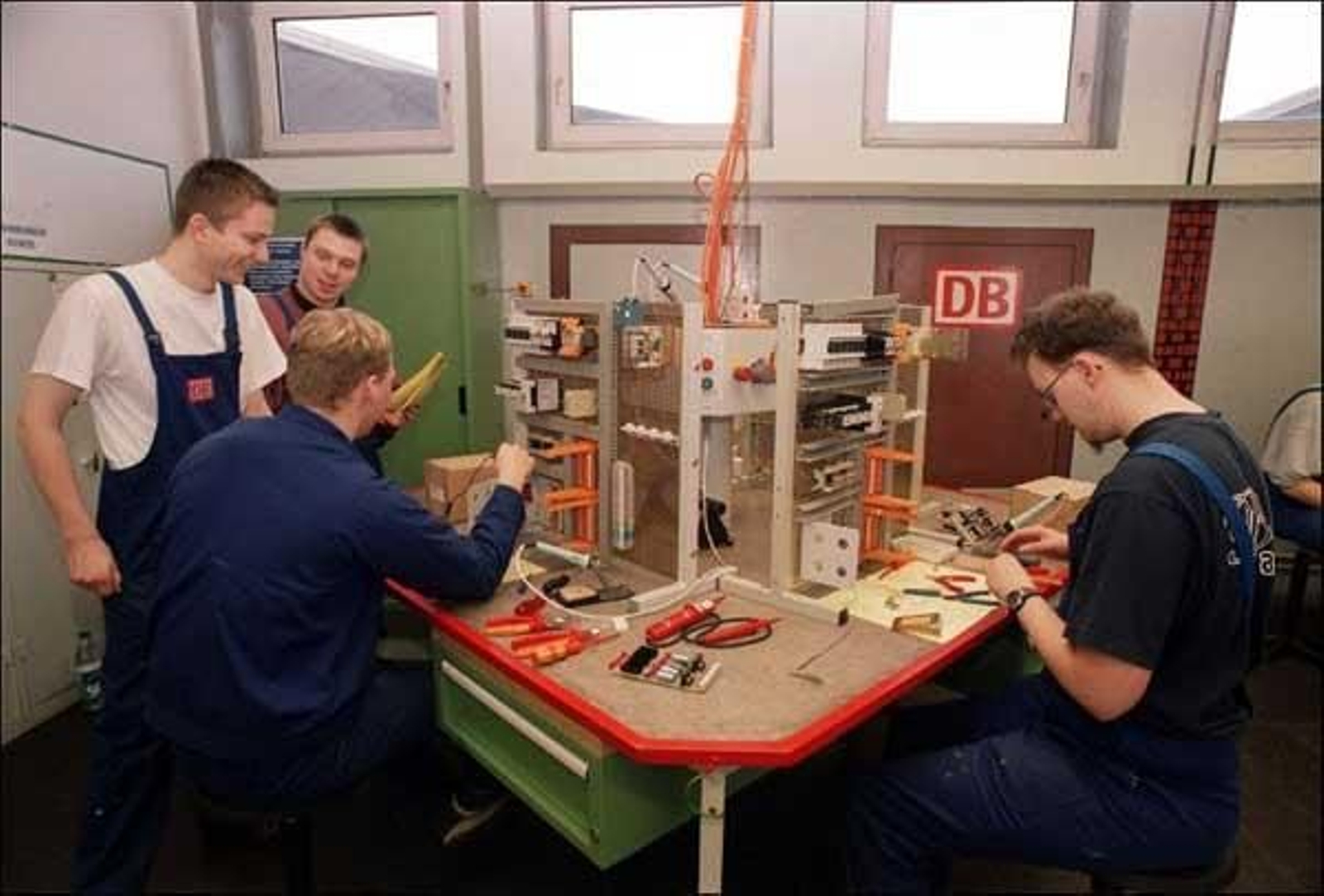 Una escuela-taller forma a hombres y mujeres en marroquinería y talla de madera.