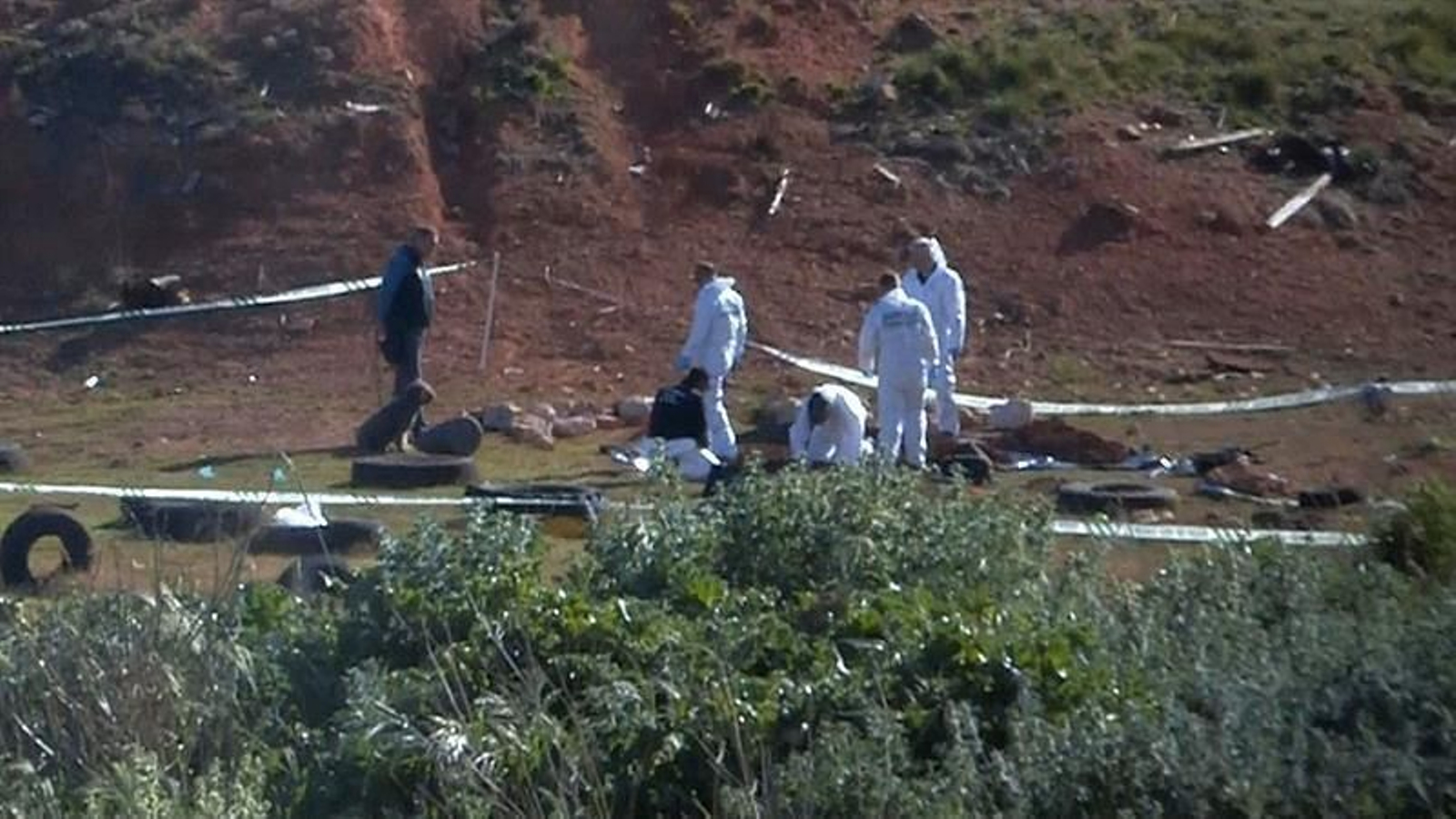 Agentes de la Policía científica investigan en el lugar donde ha sido hallado en Ulldecona el cadáver de la joven.