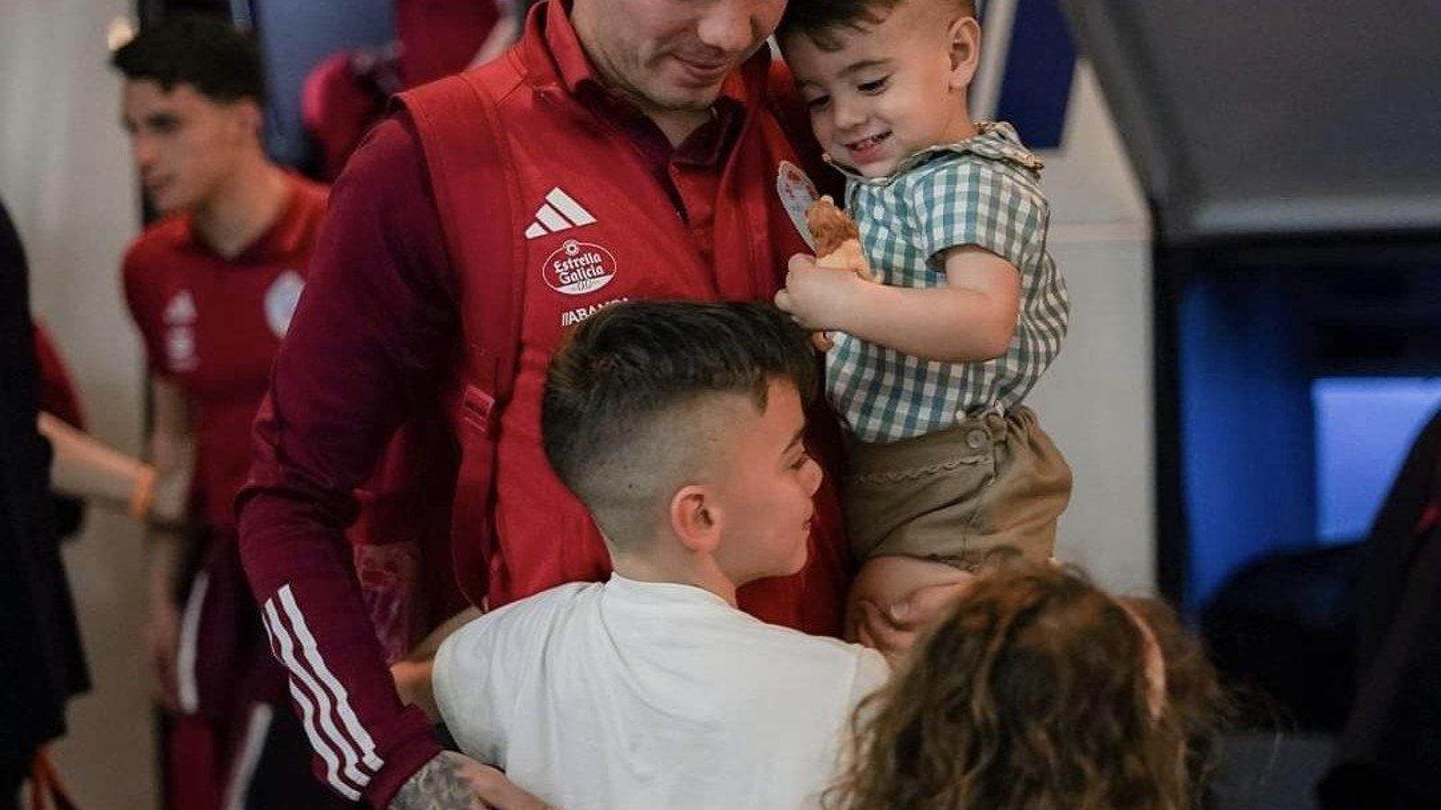 Iago Aspas con sus tres hijos.