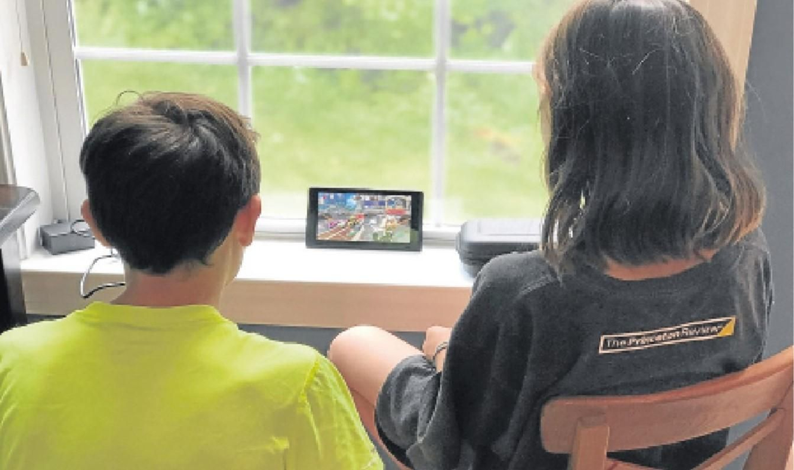 Los teléfonos móviles son uno de los medios favoritos de los más pequeños para disfrutar de los videojuegos.