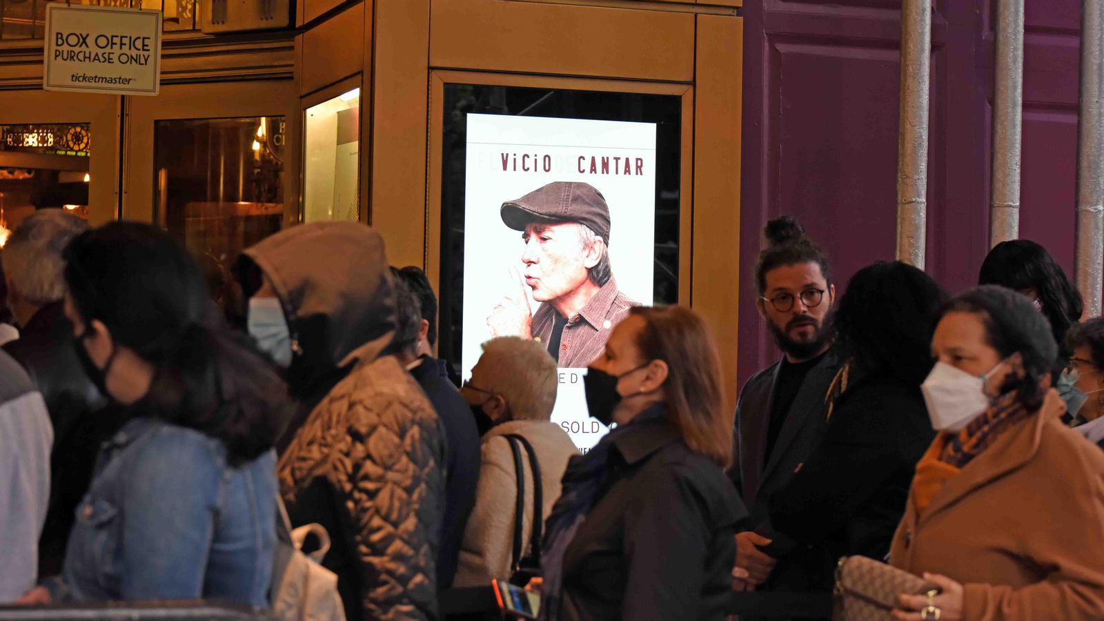 Personas hacen fila para entrar al concierto del cantante español Joan Manuel Serrat. EFE/Victor M. Matos