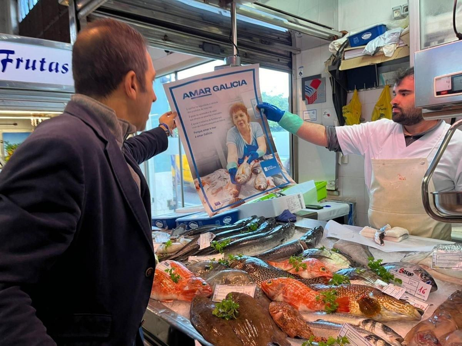 El conselleiro de Mar, ayer en un mercado de Viveiro, con la campaña sobre pesca.