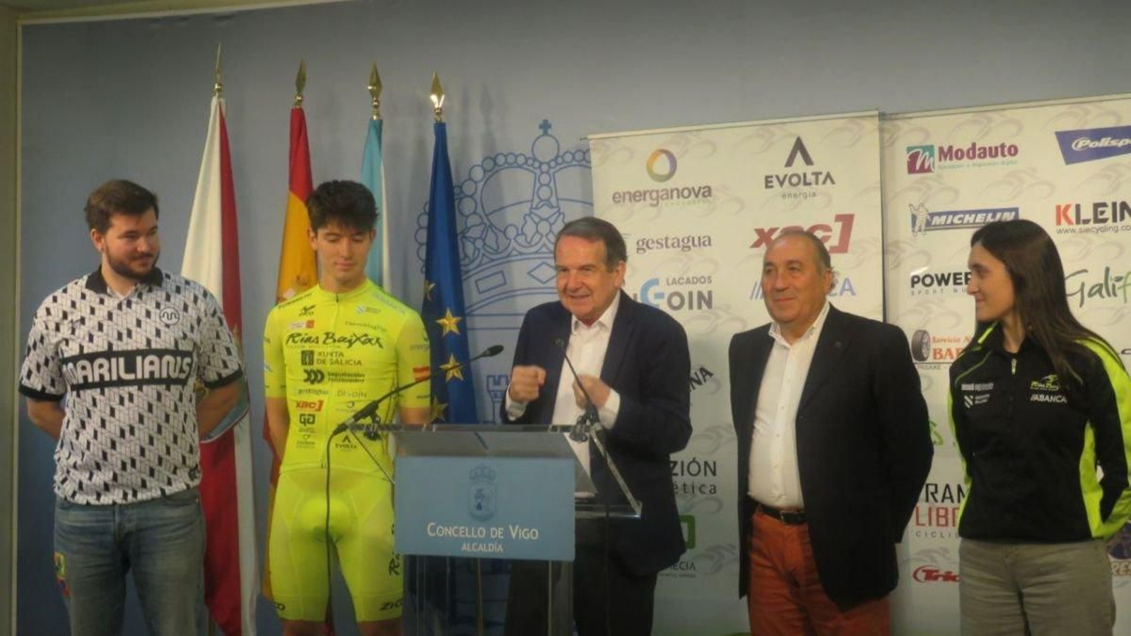 Abel Caballero (centro), acompañado por Lighfoot y José Luis Chamorro, ciclista y presidente del Rías Baixas.