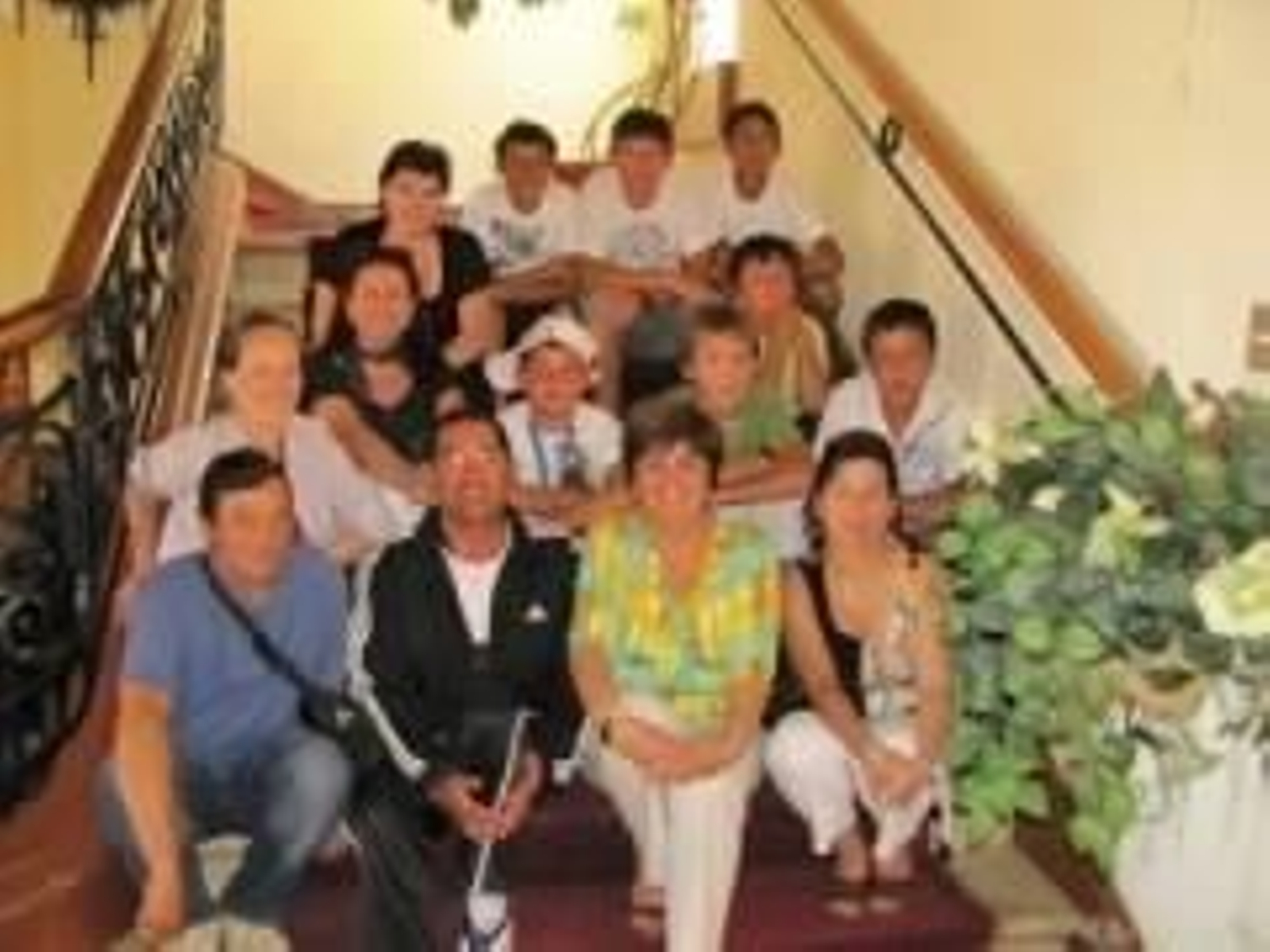 La Delegada del País Vasco en Chile, Ana María Urchueguía, con un grupo de chilenos.