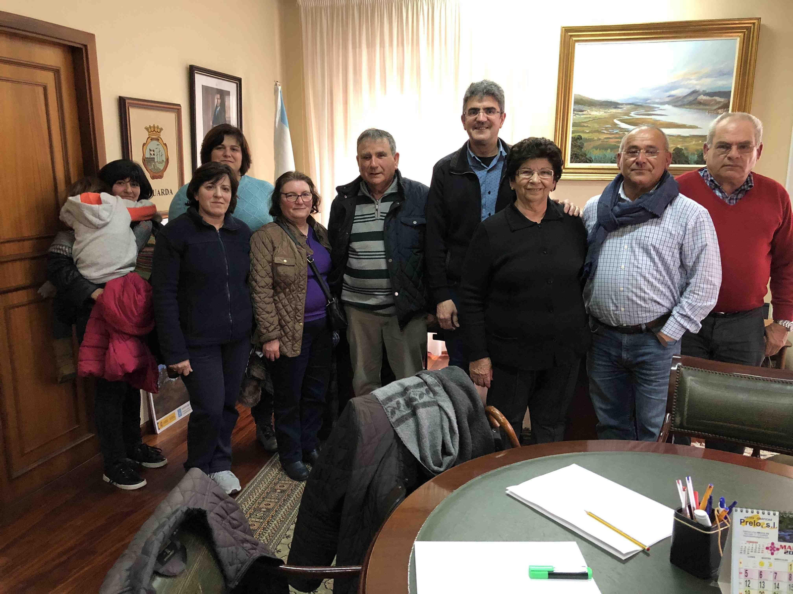 El alcalde Antonio Lomba con los vecinos afectados por la reposición durante la reunión mantenida con el colectivo.