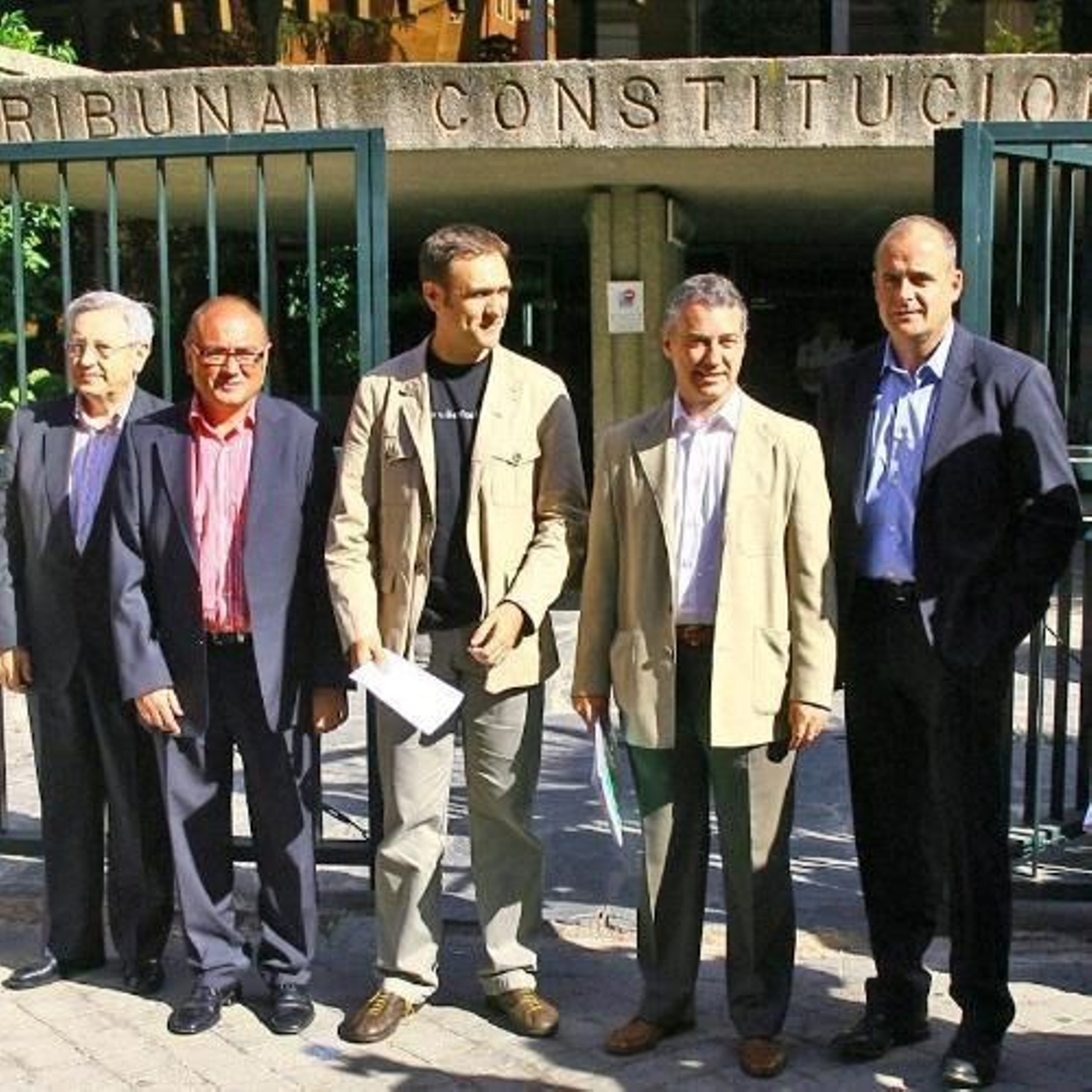 Los representantes del PVN, EA, EB y Arlar tras registrar sus alegaciones. (Foto: Agencias)