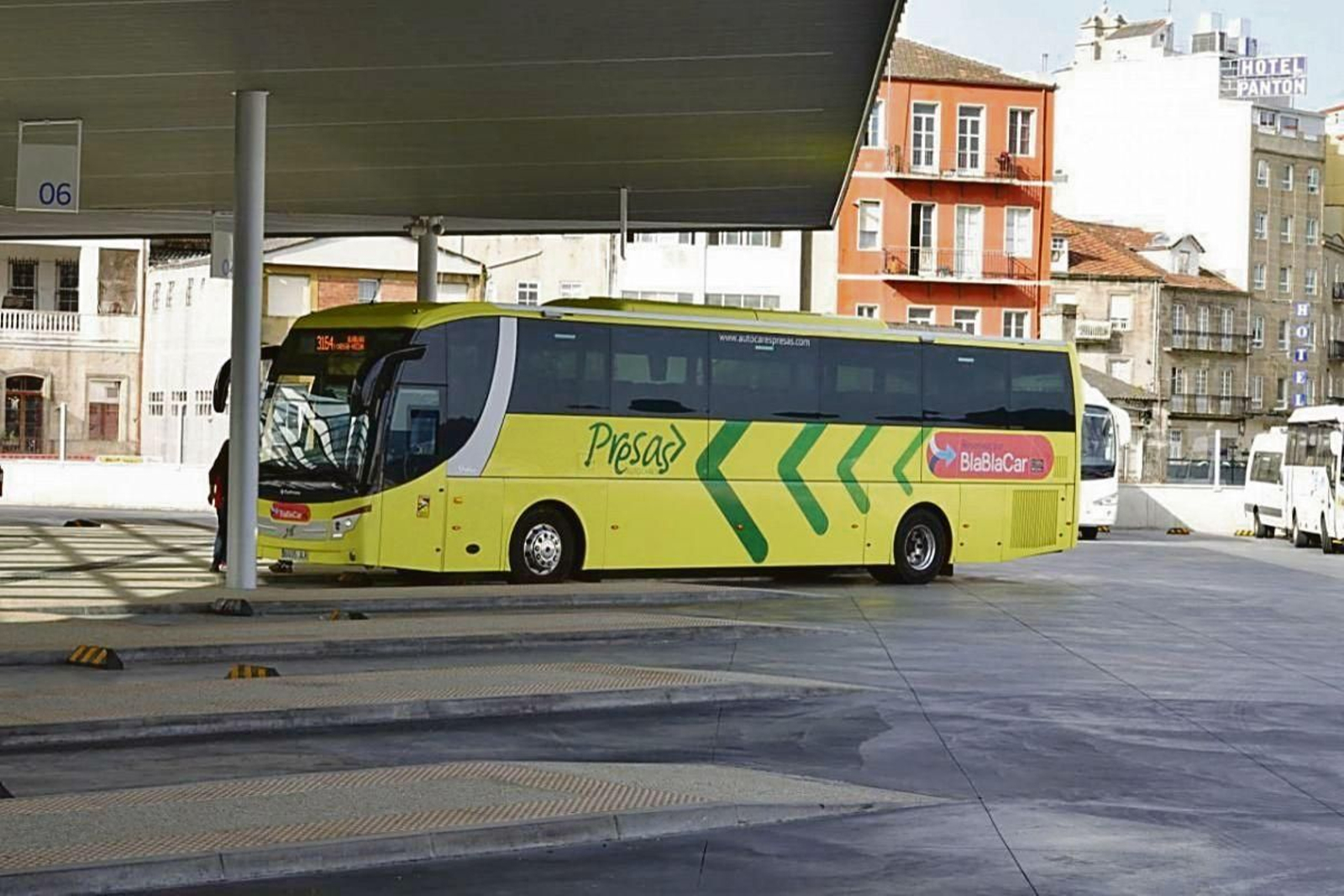 Un autobús de la empresa Bla Bla Car, estacionado en una dársena de la nueva estación de Vigo.
