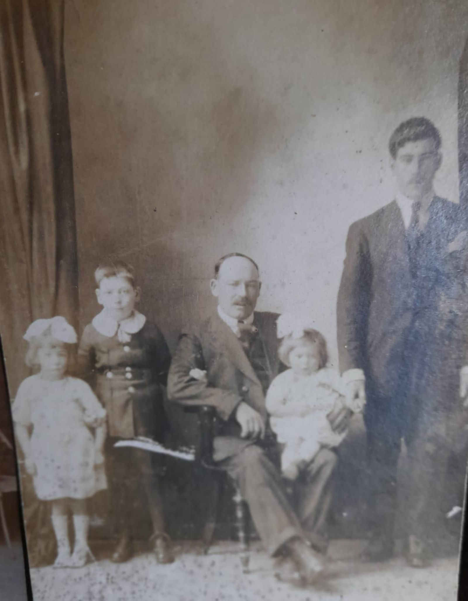 De izquierda a derecha, los hijos Esperanza, Máximo, María ( en las rodillas de su padre Maximino) de pie José, hermano de María y tío abuelo de quien relata la historia. 