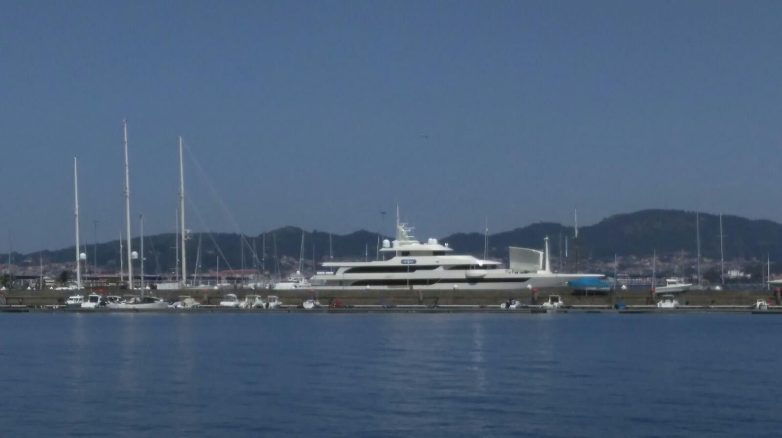 Tres yates de lujo en Marina Davila