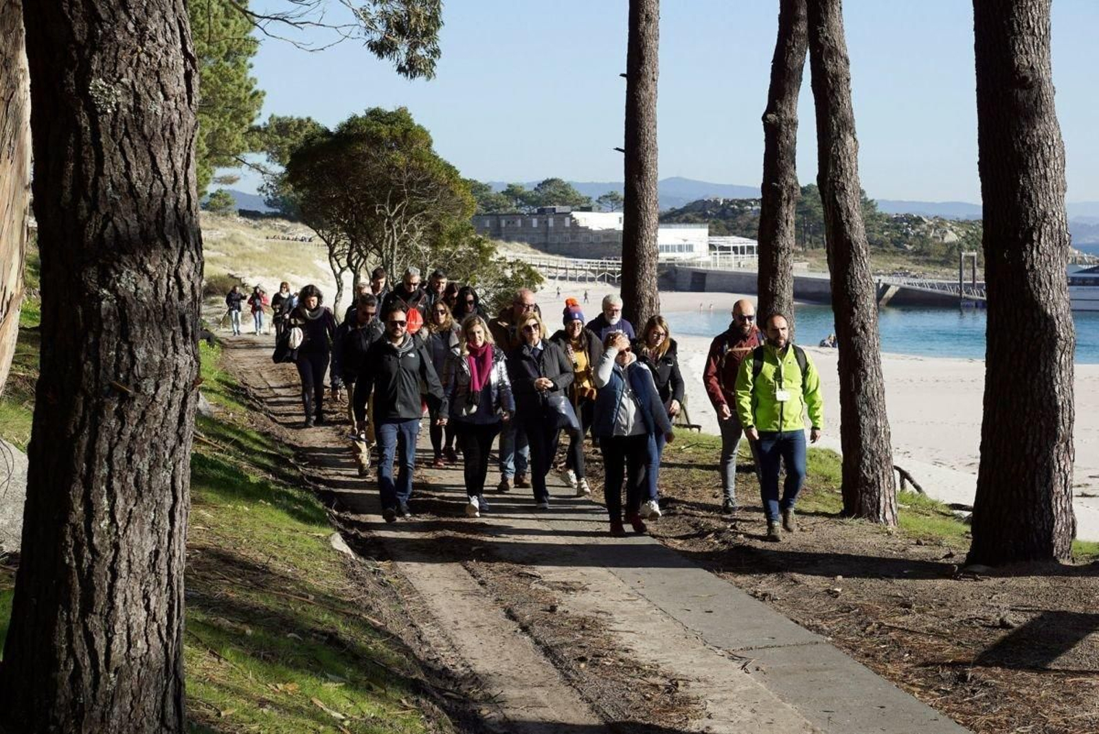 Visitantes participando en un recorrido guiado en las Islas Cíes.