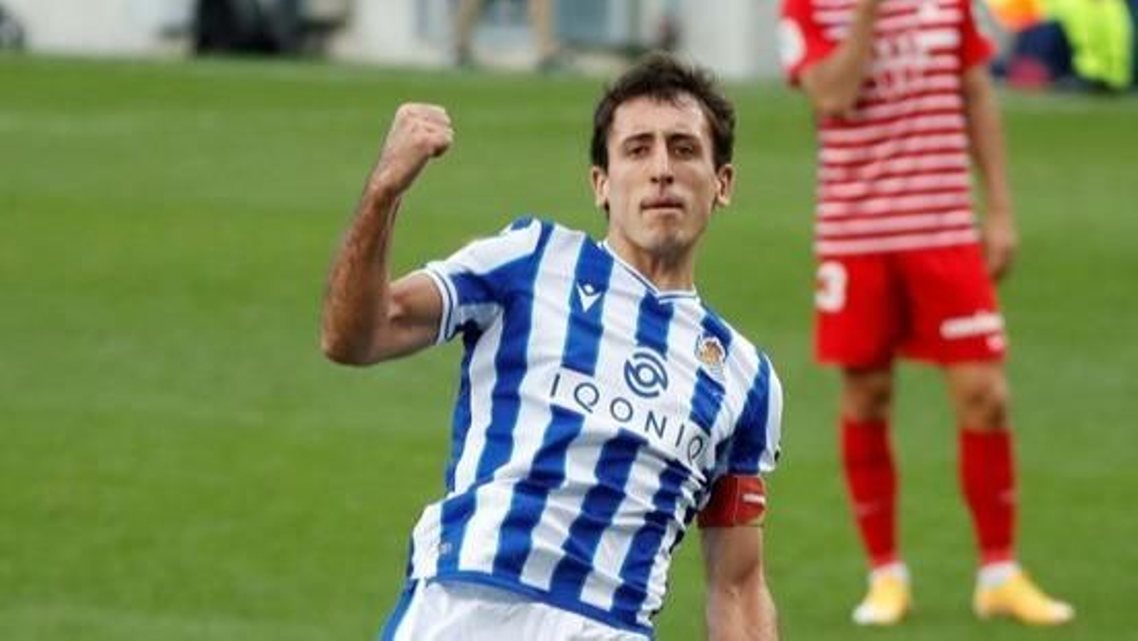Mikel Oyarzabal celebra su gol en el partido disputado ayer en el Reale Arena de San Sebastián.
