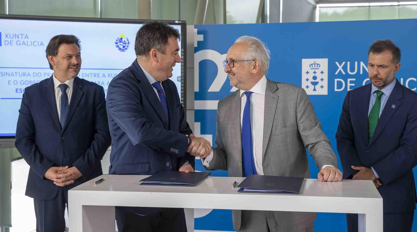 El conselleiro de Cultura, Educación, FP e Universidades, acompañado por el secretario xeral da Emigración, firma un protocolo con el ministro de Educación y Cultura del Uruguay