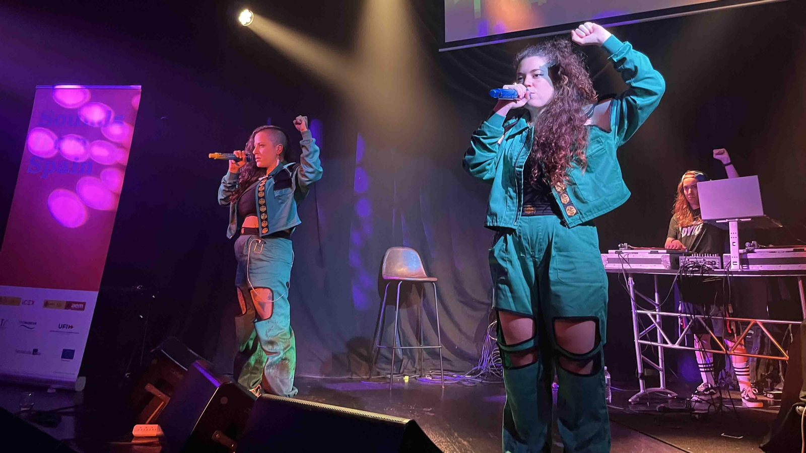 Masiva Lulla (i) y Bittah (d), del grupo de hip-hop de Barcelona Tibade, actuaron en la plataforma Sounds from Spain, en Nueva York (EEUU). EFE/ Nora Quintanilla