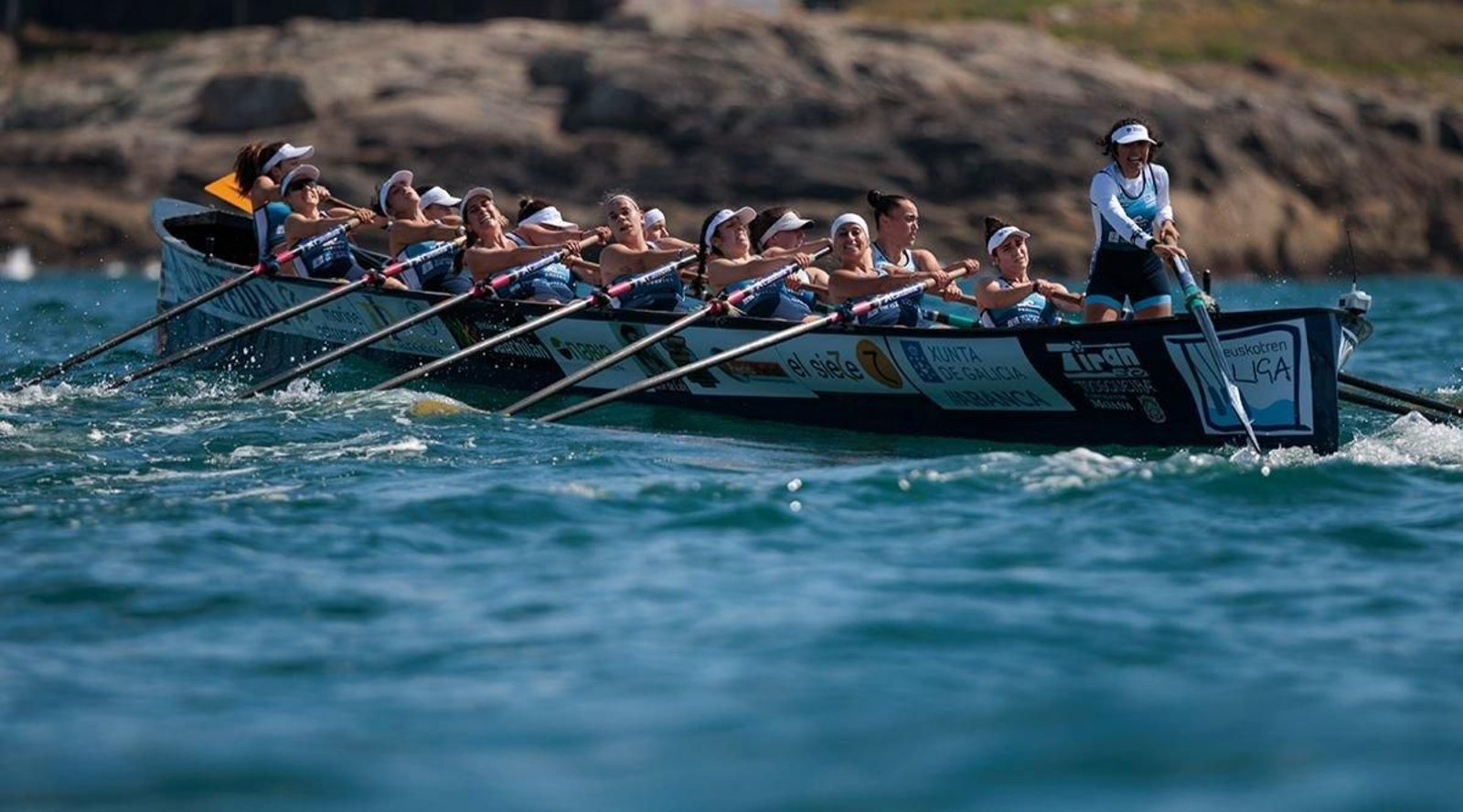 Las remeras de Tirán se esfuerzan en una fase de la regata de ayer.