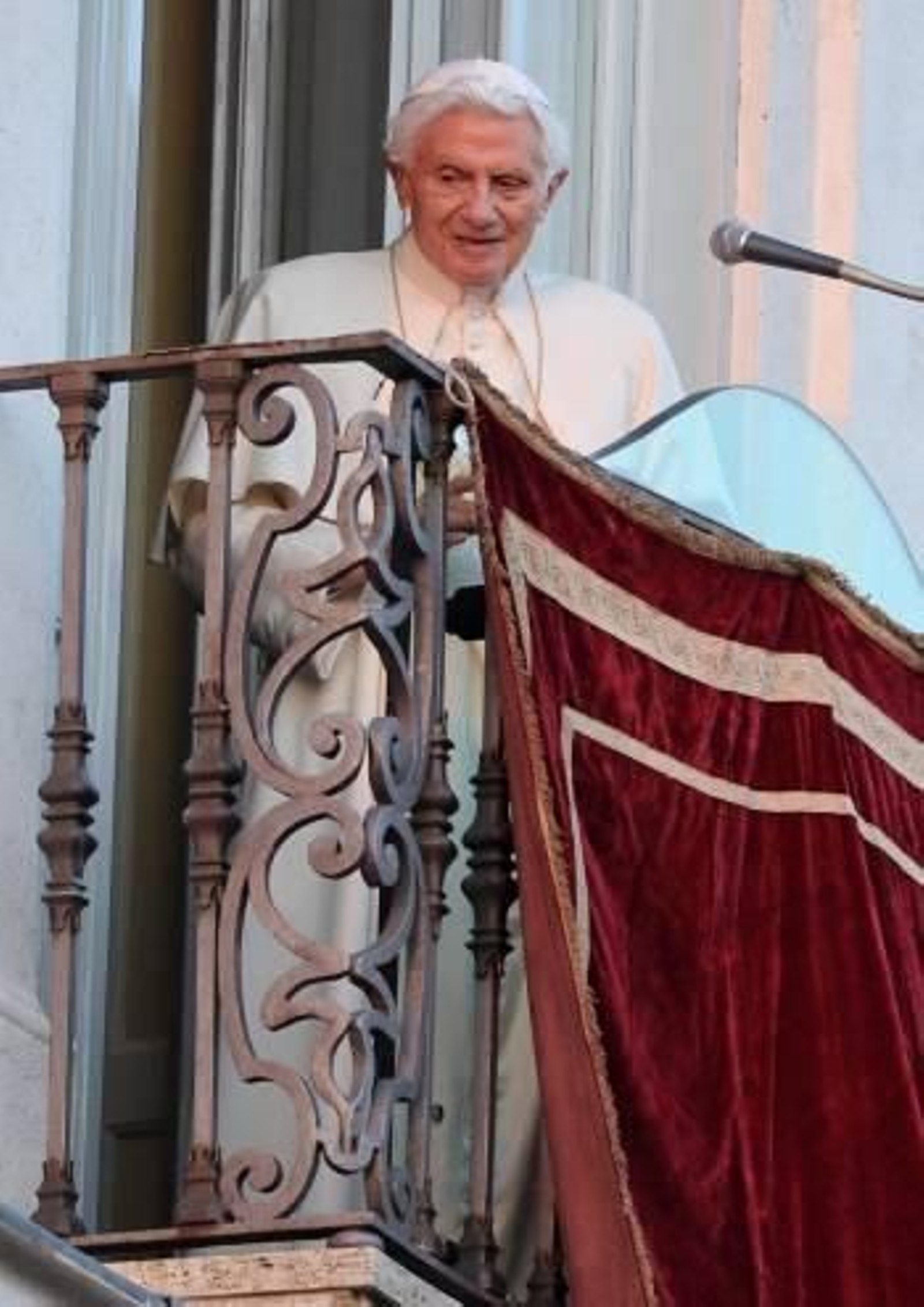 Benedicto XVI, en el balcón del palacio de Castel Gandolfo. (Foto: ETTORE FERRARI)