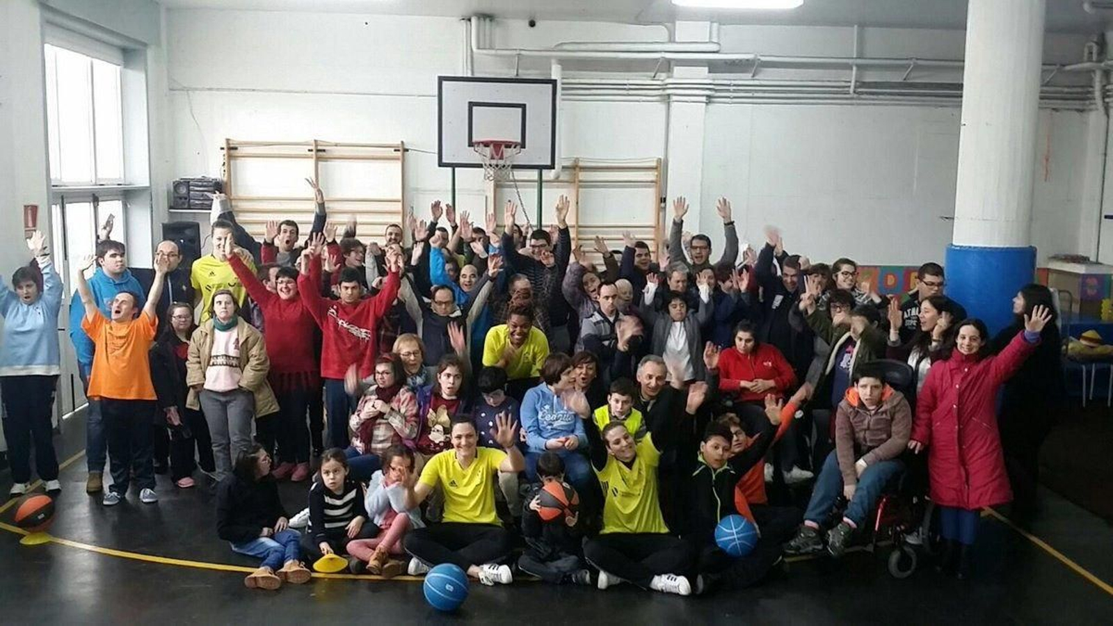 La plantilla del Celta Zorka compartió la mañana de ayer con los alumnos del centro Aspanaex.