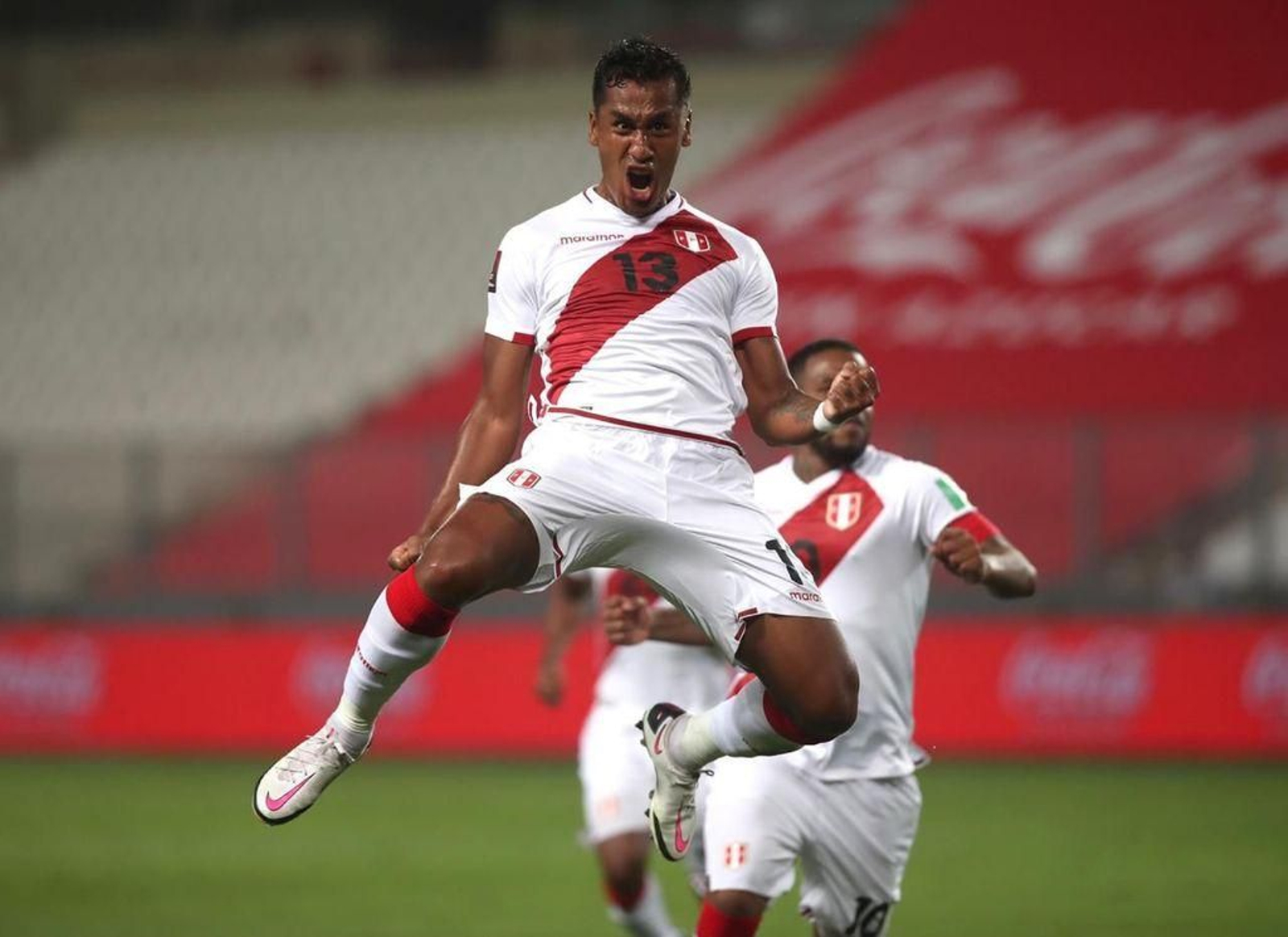 Renato Tapia celebra con rabia su gol ante Brasil, que acabaría ganando en Perú con polémica.