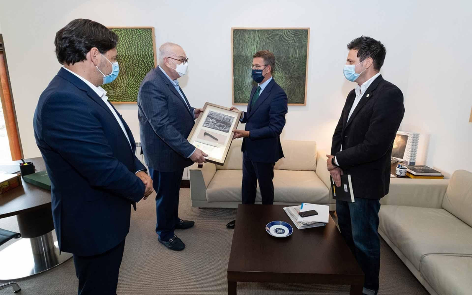 El presidente de la Xunta, Alberto Núñez Feijóo, acompañado por el secretario xeral de Emigración, Antonio Rodríguez Miranda, con representantes de la Fundación A Nosa Terra (Panamá).