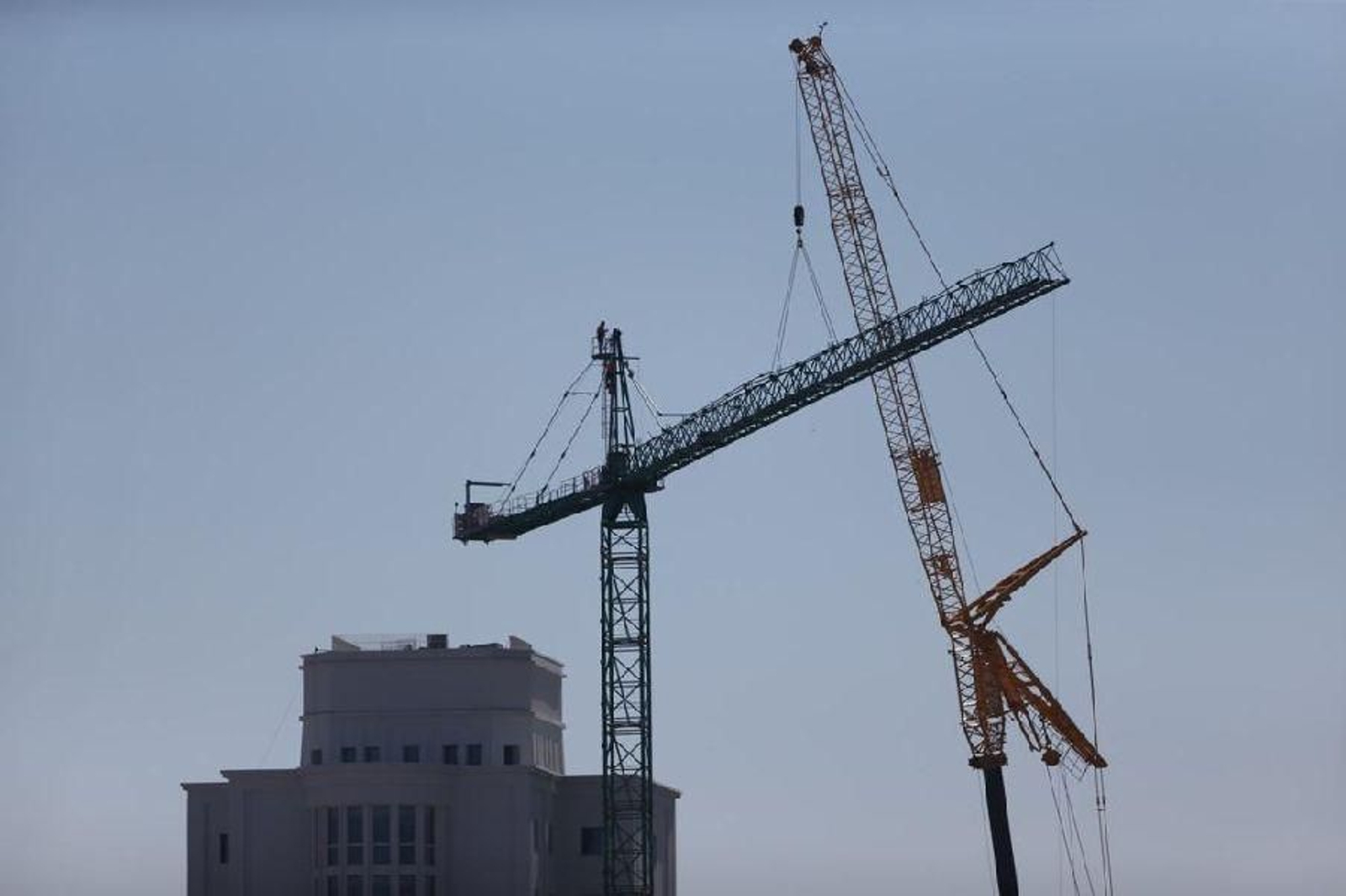 Desmontan la grúa de la Ciudad de la Justicia de Vigo _ Alberte 20