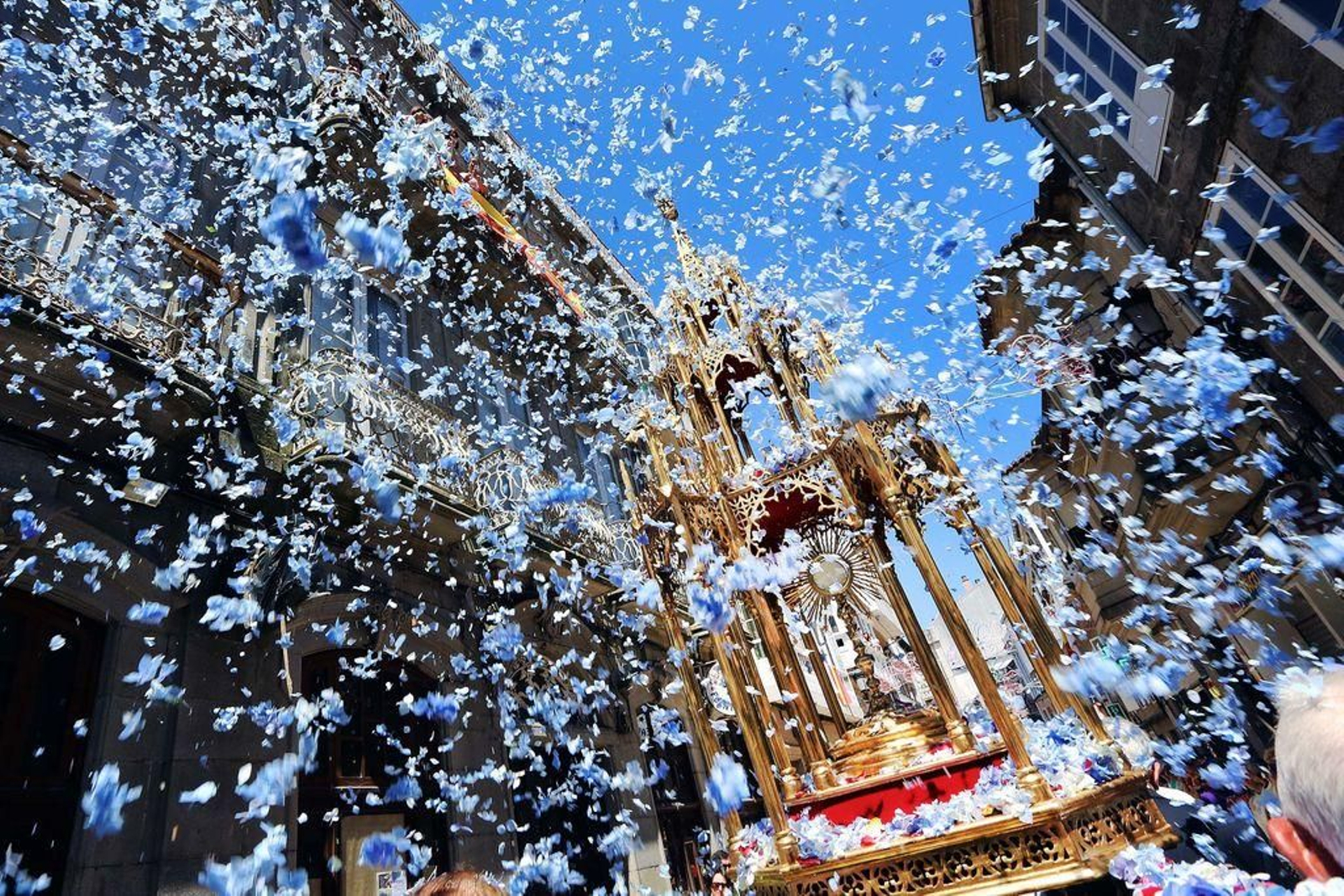 La ofrenda al Santísimo no serán este año las alfombras, sino la lluvia de pétalos en los balcones.