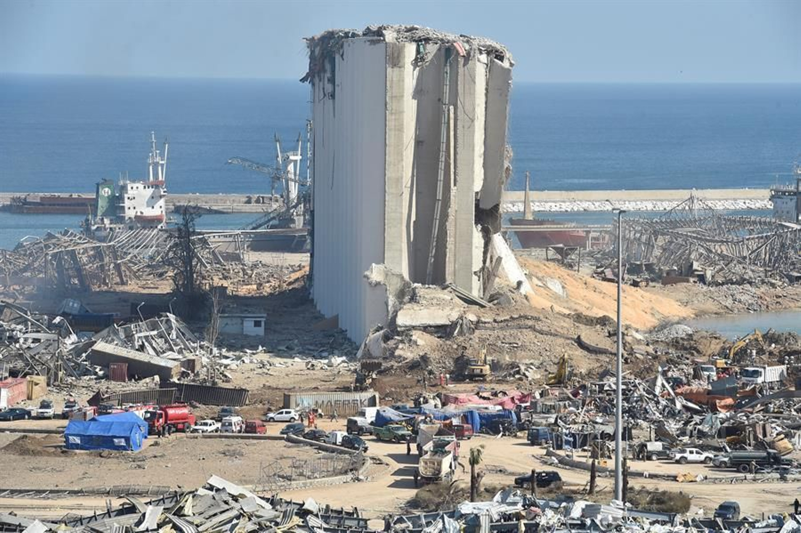 La zona del puerto de Beirut presentaba ayer un aspecto de destrucción similar a una zona de guerra.