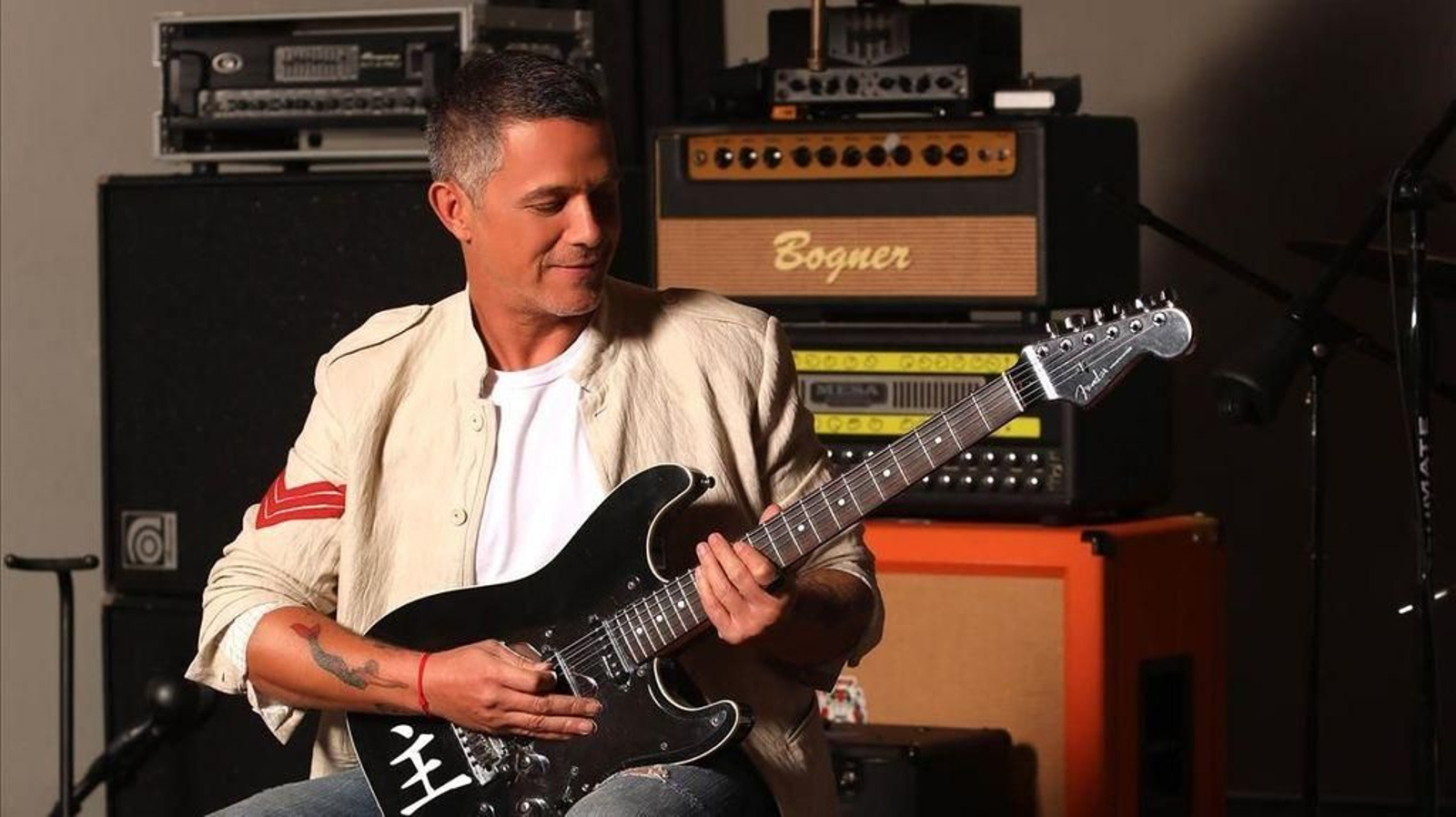 Alejandro Sanz, en su casa de Madrid.