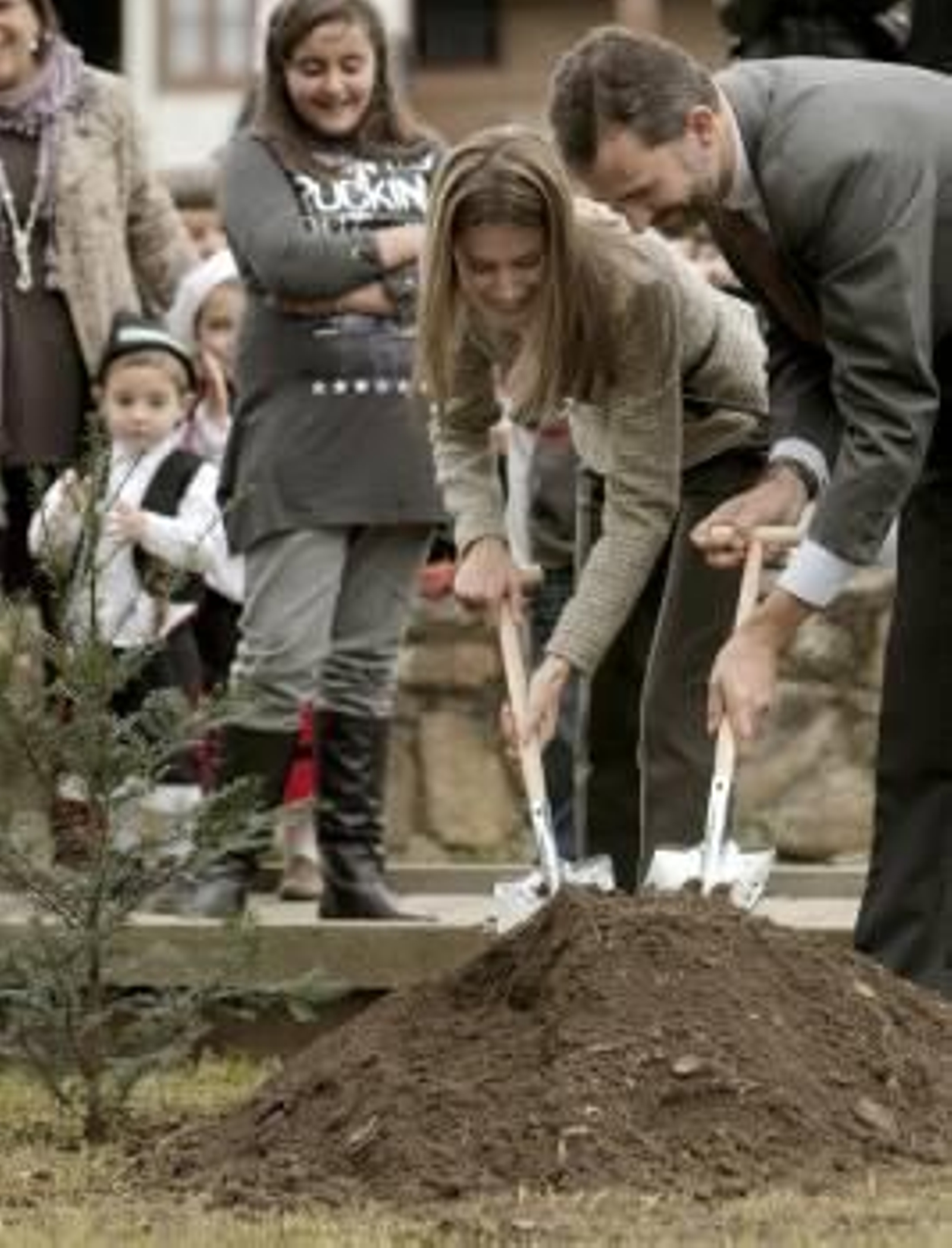 Los Príncipes de Asturias plantan un tejo. (Foto: Ballesteros)