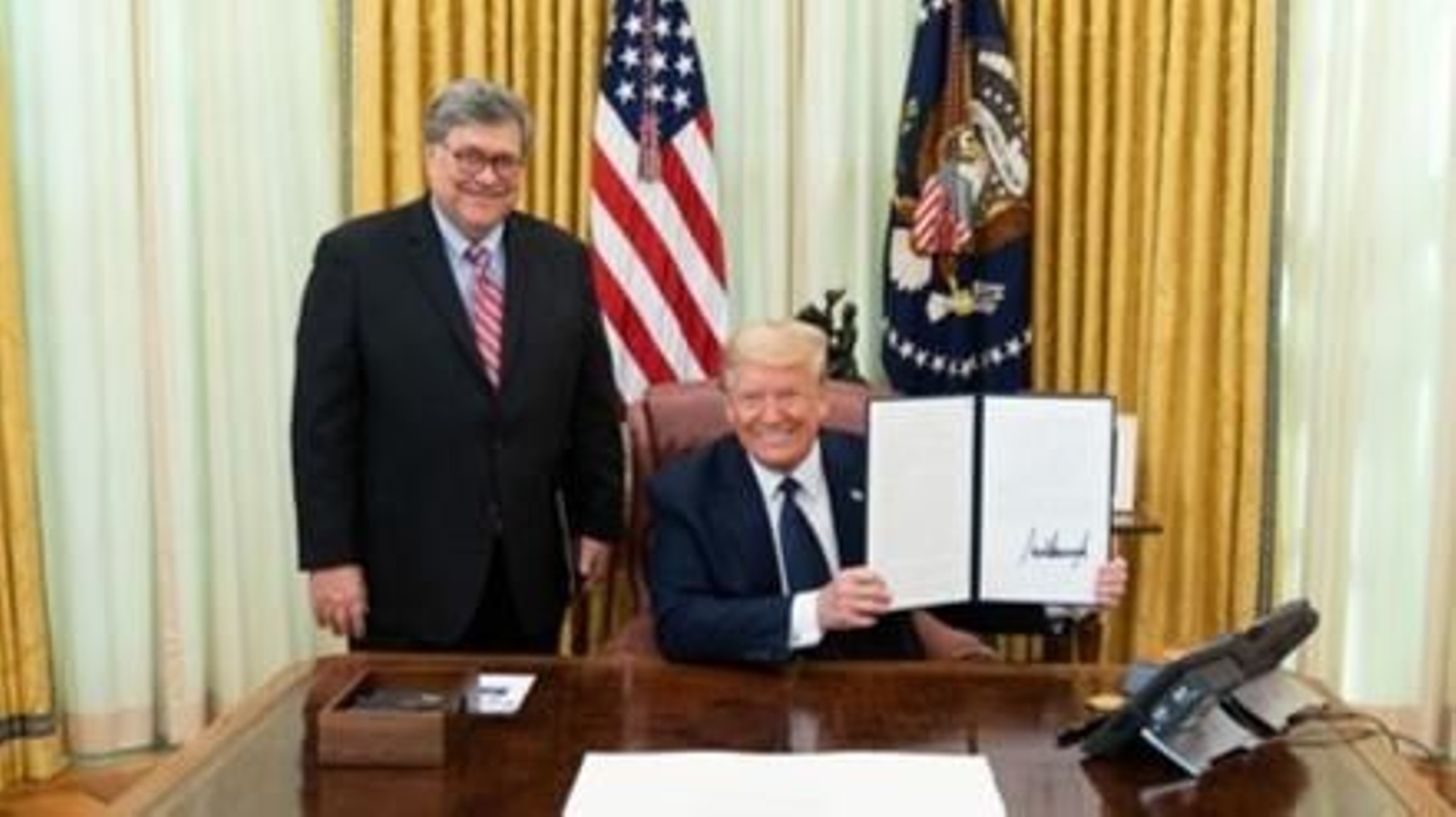El fiscal general de Estados Unidos, William Barr, y Donald Trump, en el Despacho Oval de la Casa Blanca.