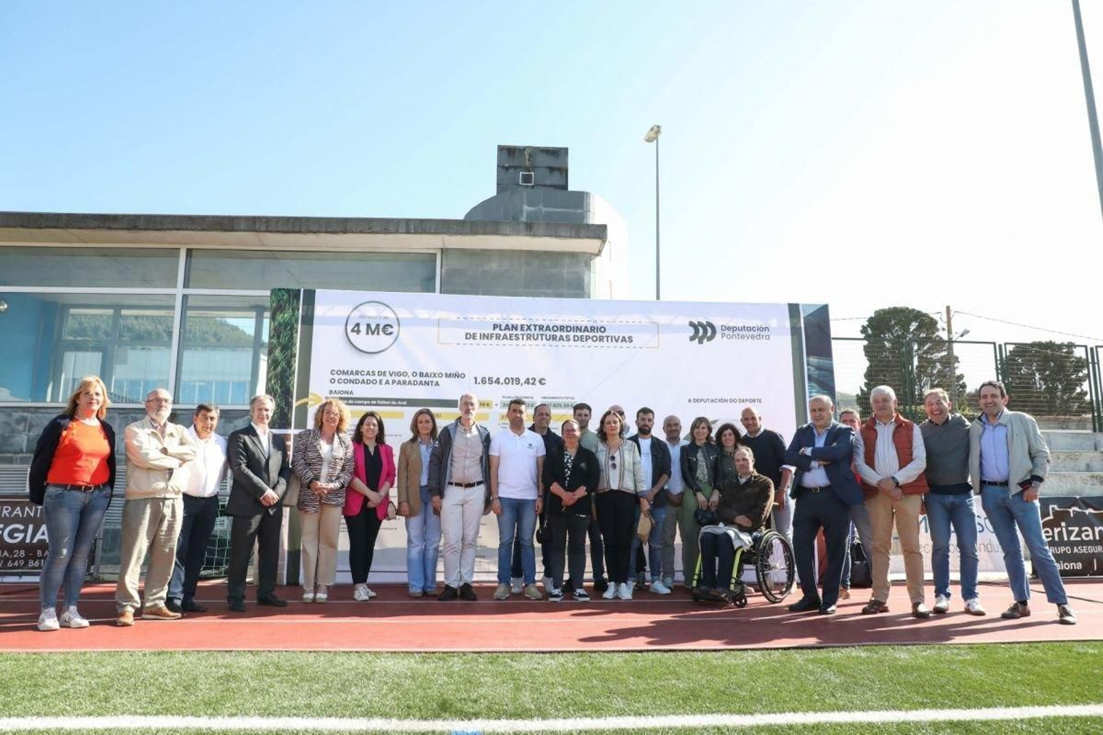 Imagen de todos los asistentes al acto de presentación de la Diputación en Baiona.