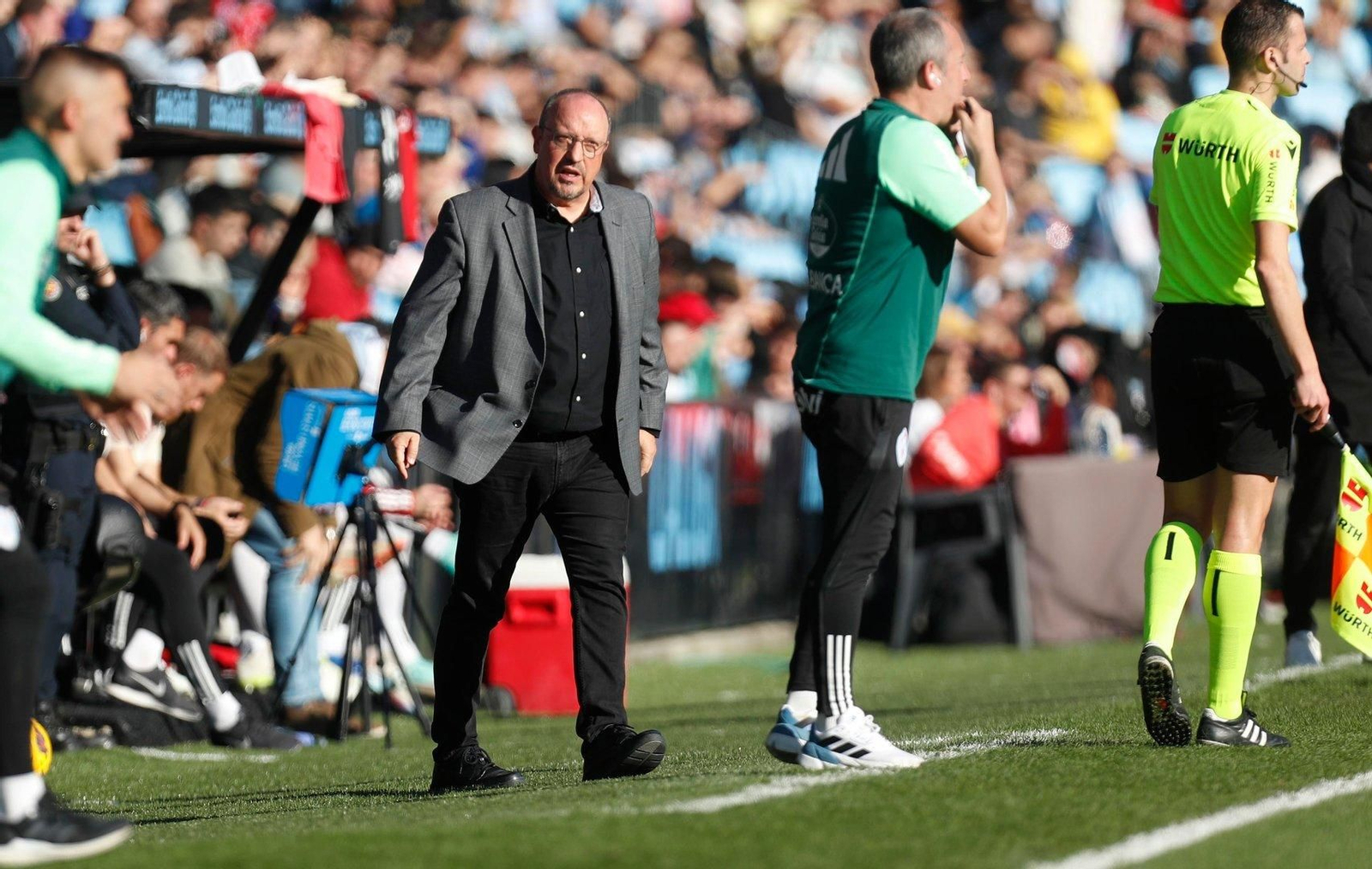 Benítez da instrucciones durante el Celta-Granada.