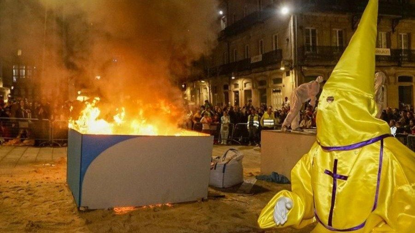 El Meco ardió parcialmente, indultando a los voluntarios.