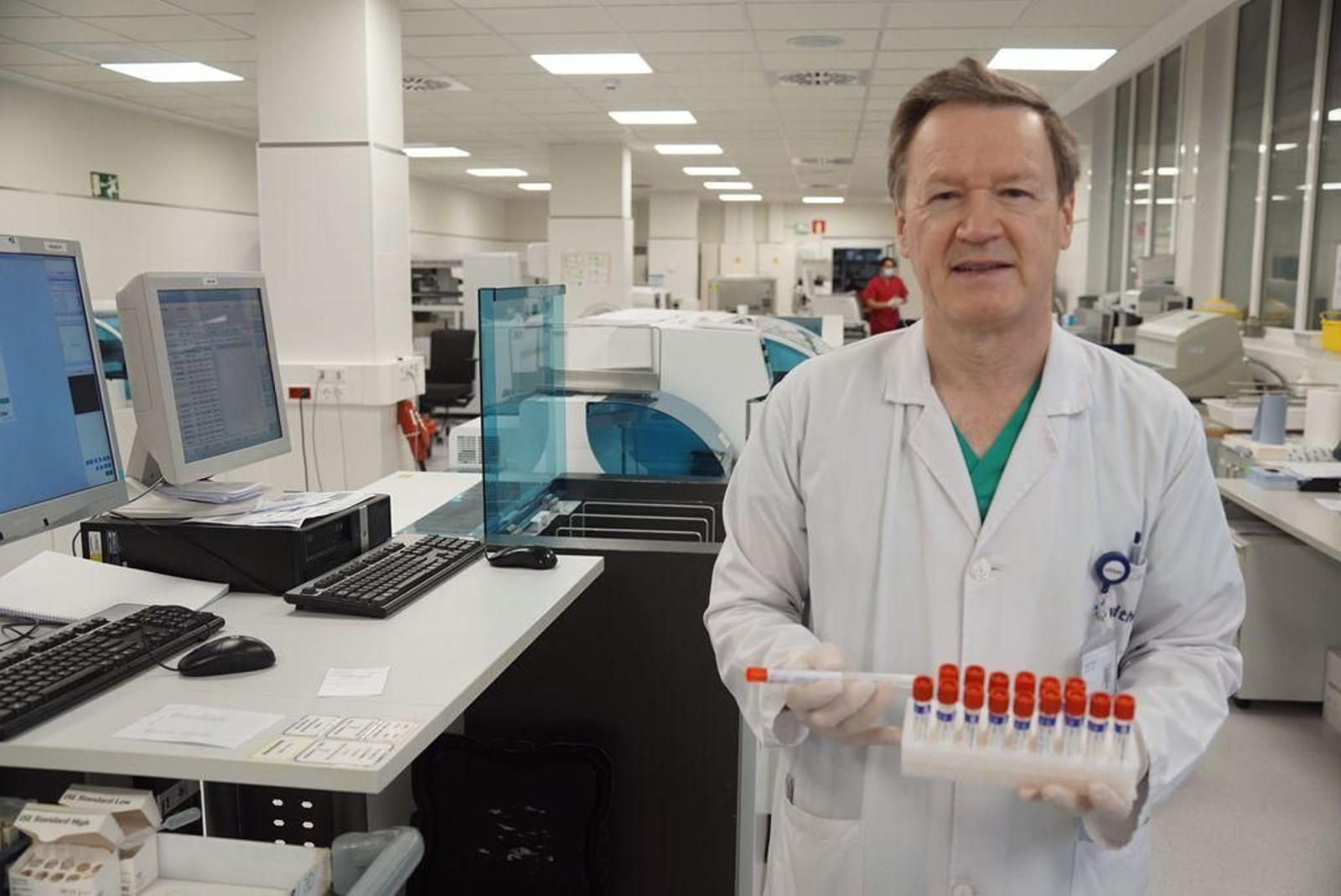 El microbiólogo vigués Tomás Camaño en Vithas Lab.