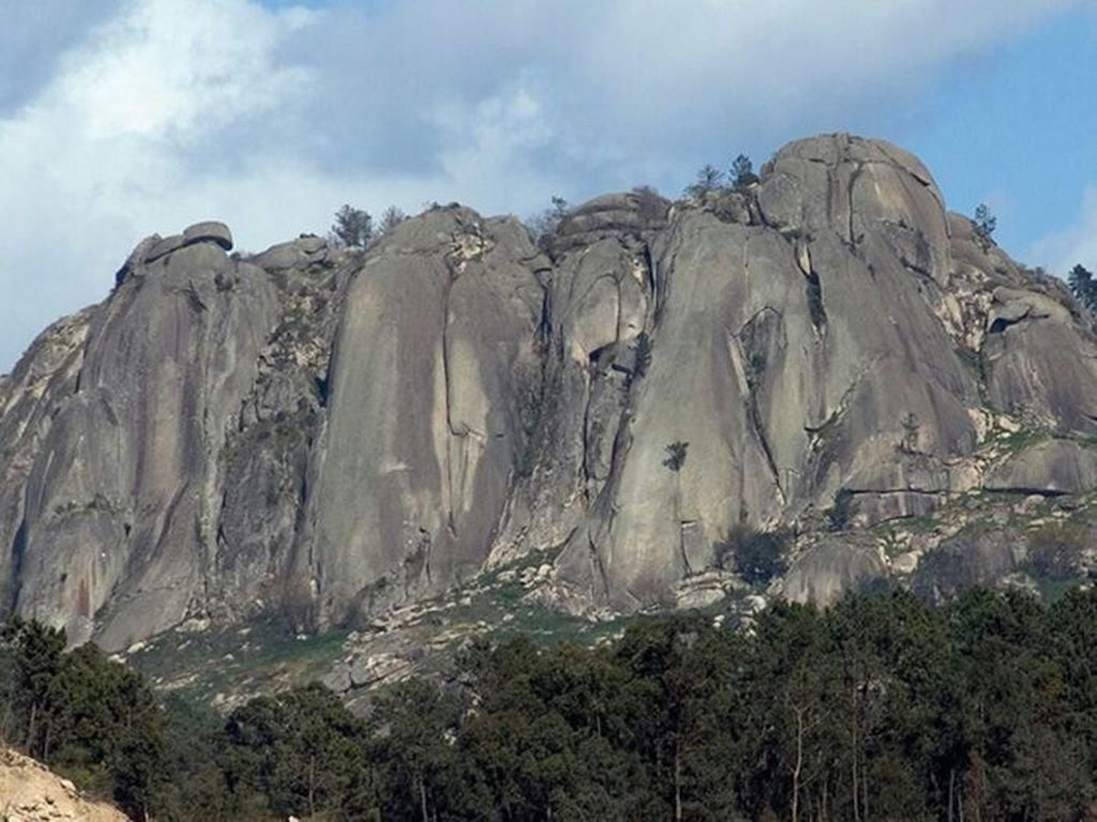 Faro de Budiño el gran mirador sobre el Val da Louriña.