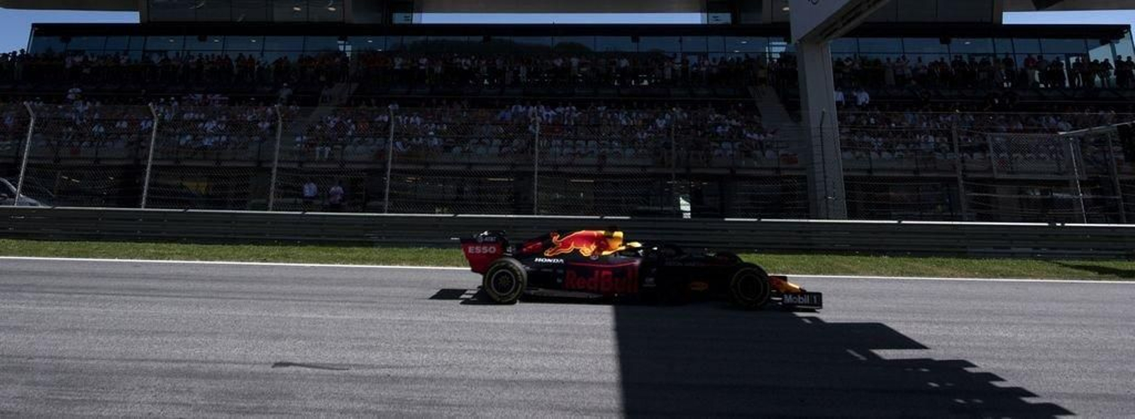 Max Verstappen cruza la meta del Red Bull Ring.