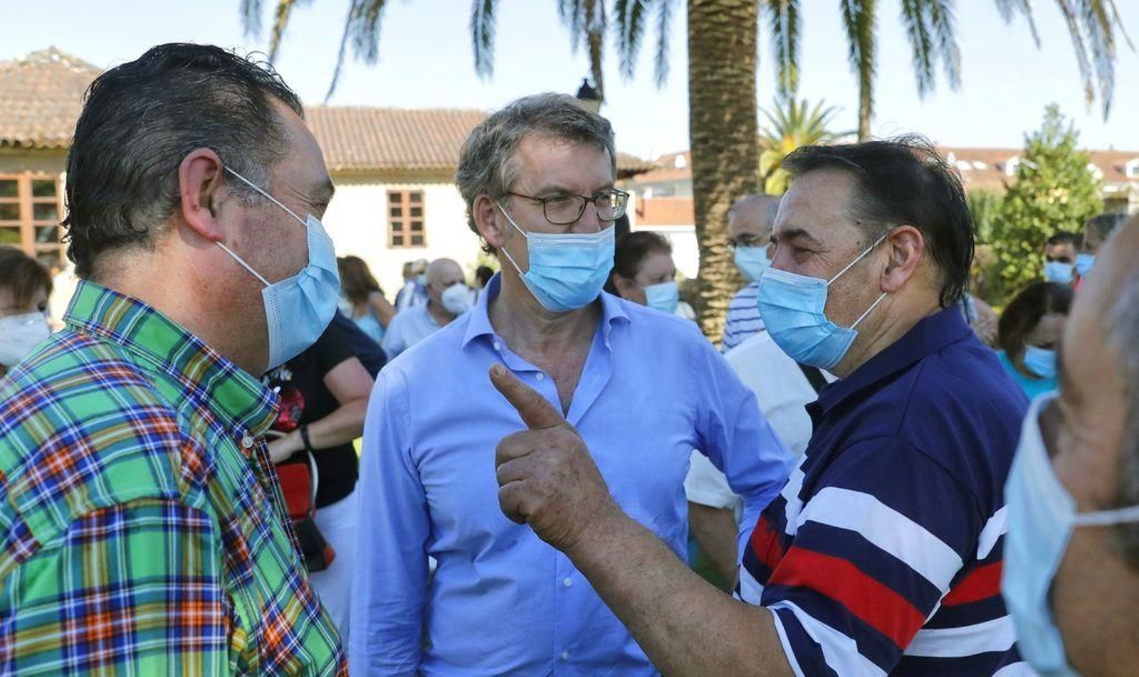 Feijóo conversa con un simpatizante en Ames.