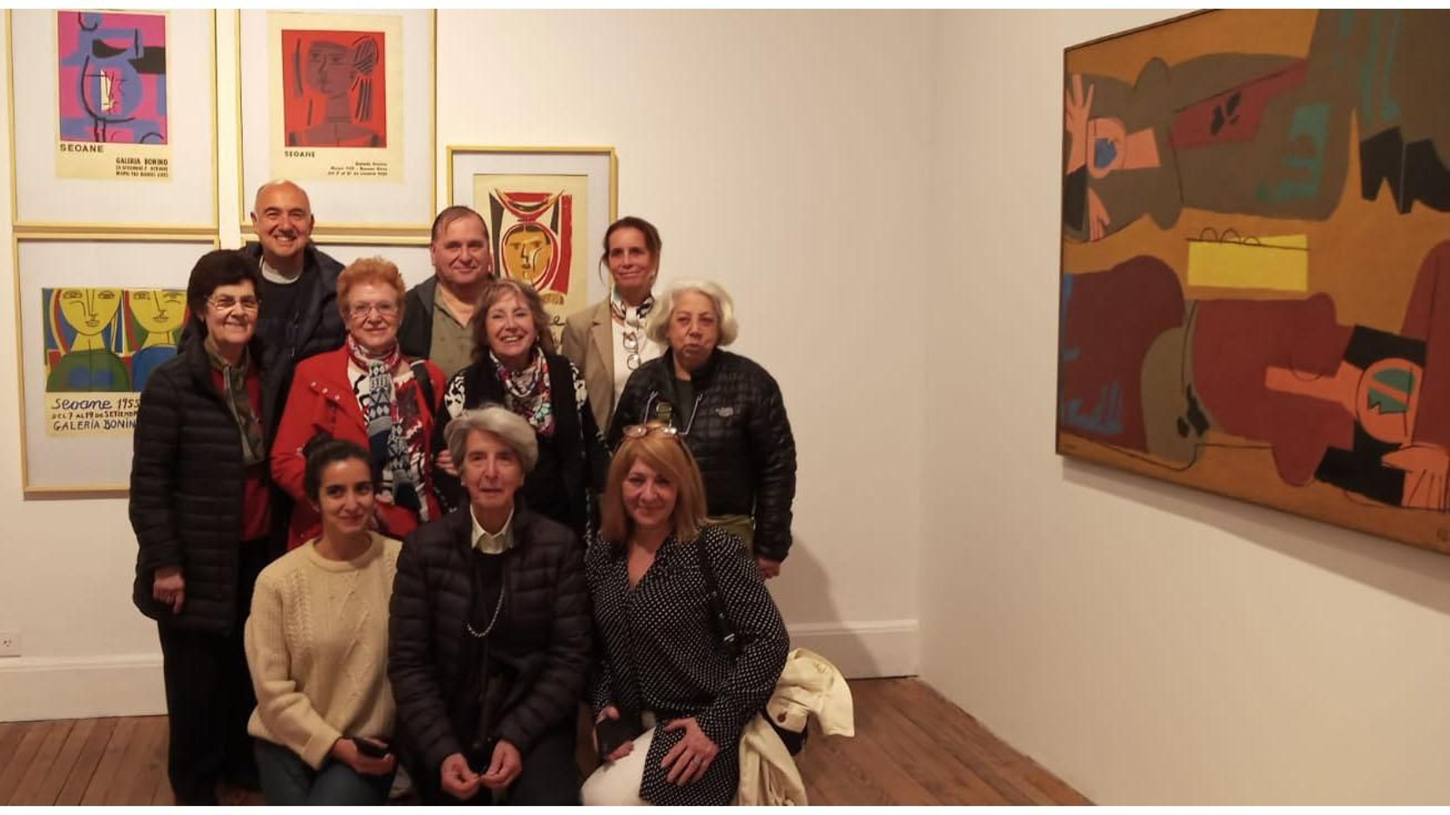 Visita a la muestra de Luis Seoane. Foto grupal con la guía