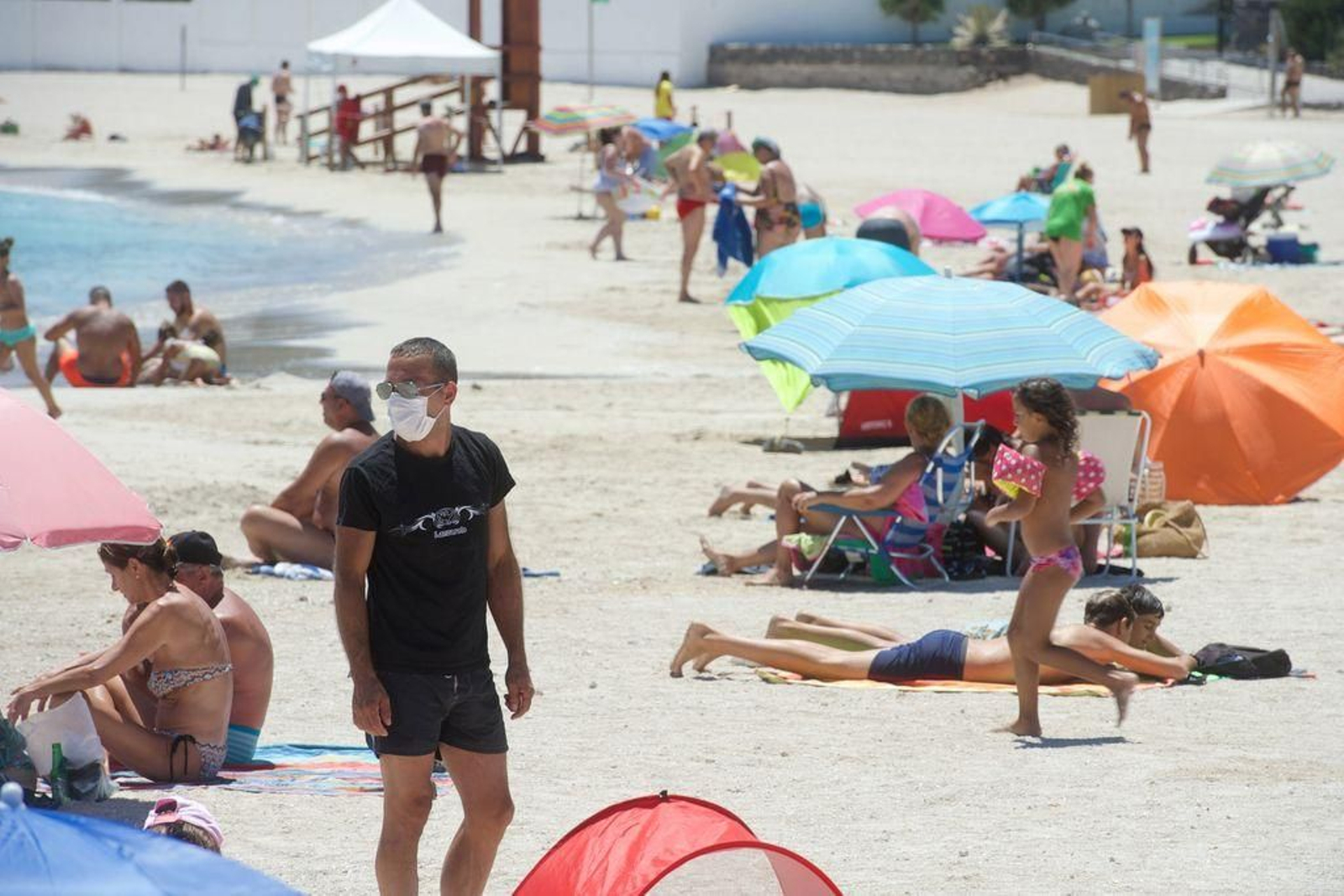 Un joven con mascarilla en "Playa Chica" en Puerto del Rosario.