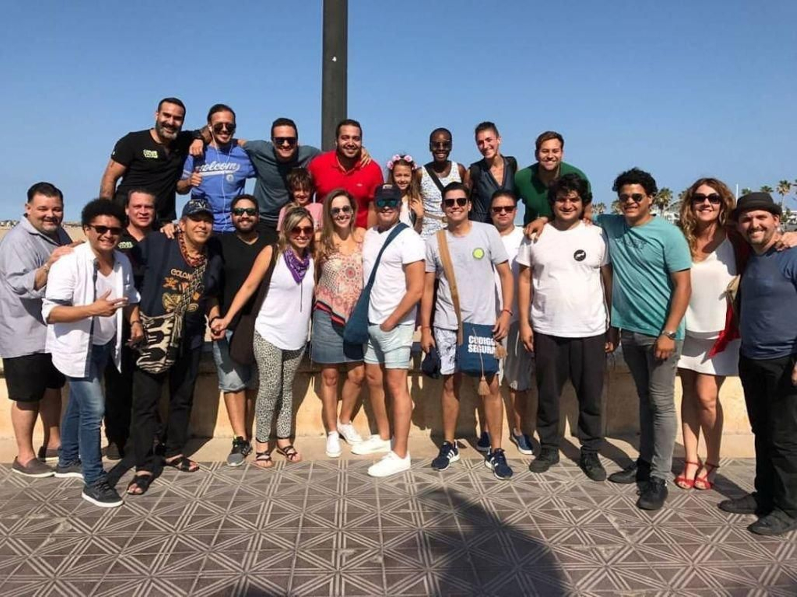 Carlos Vives, con su familia y con la banda La Provincia este lunes, de paseo por Valencia.