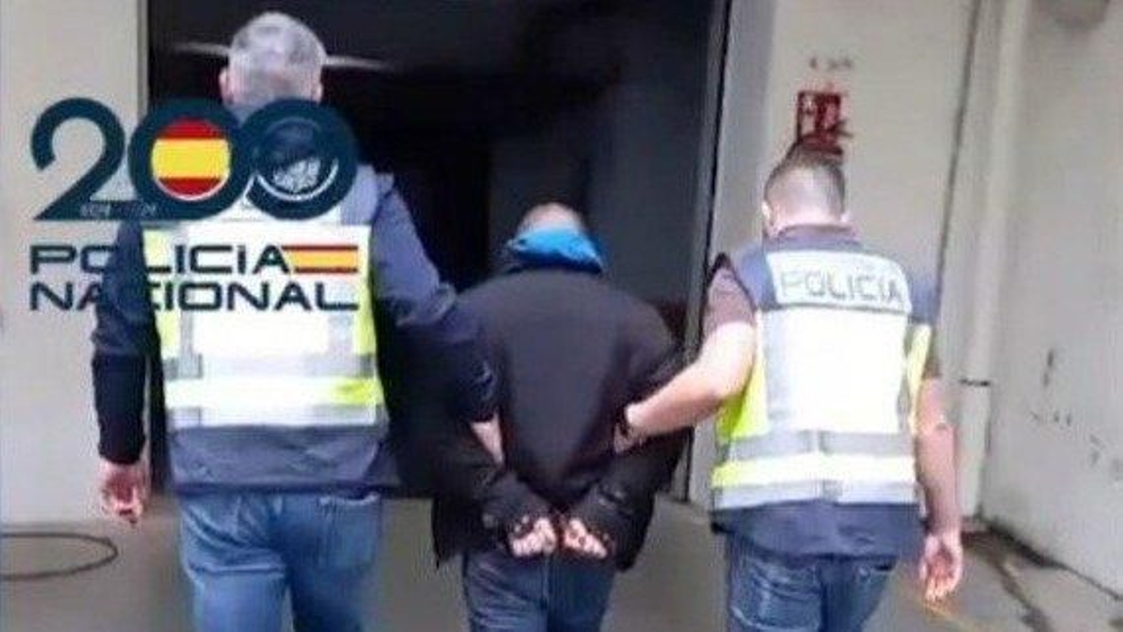 La Policía Nacional se lleva detenido al hombre arrestado en Moaña. // Policía Nacional