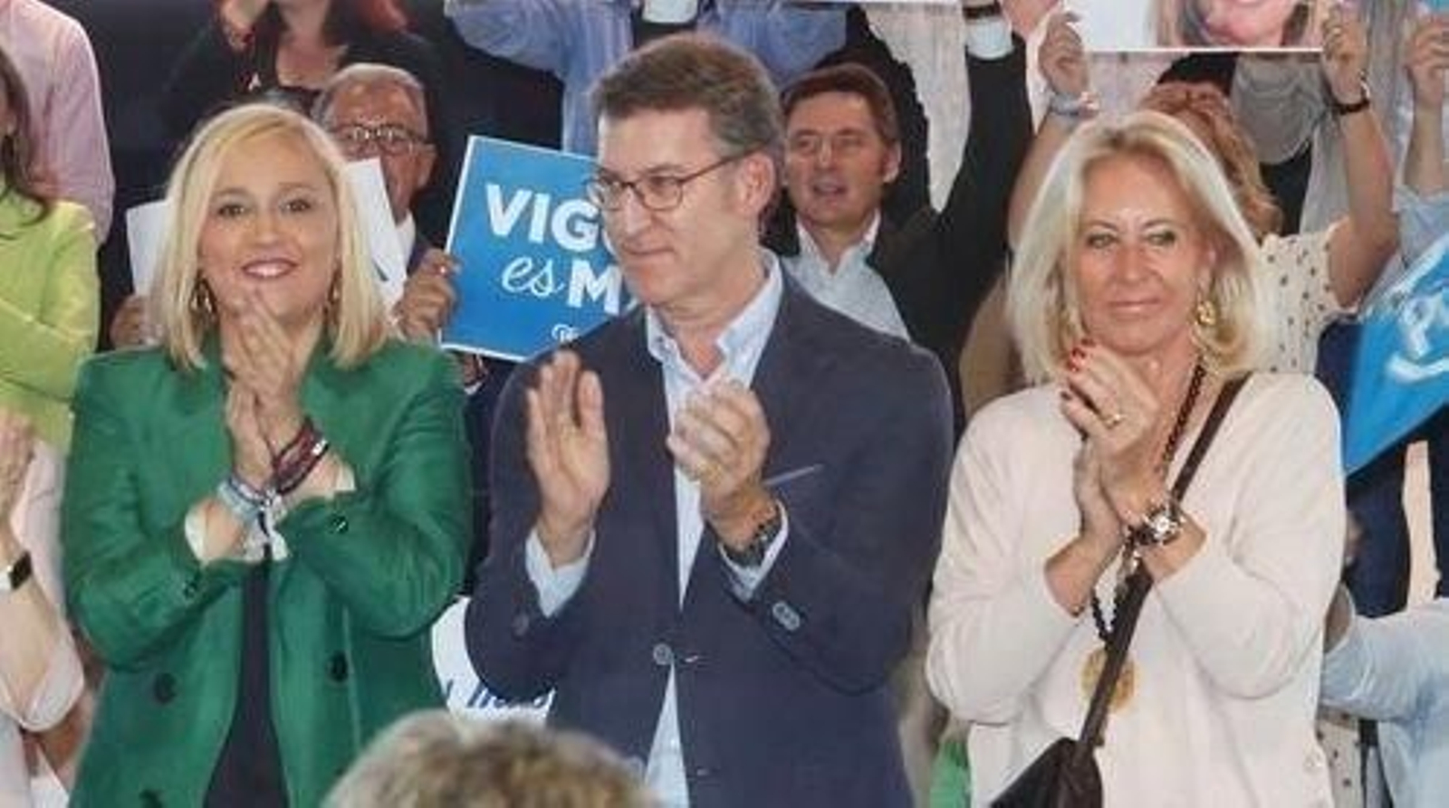 La foto se tomó el viernes 24 de mayo, con Alberto Núñez Feijóo entre Elena Muñoz y Corina Porro, en lo que pasados los días parece el anuncio de un relevo al frente del PP vigués. Muñoz dimitió este sábado de todos sus cargos y Porro asumiría la dirección local del Partido Popular y en la práctica también del grupo municipal.