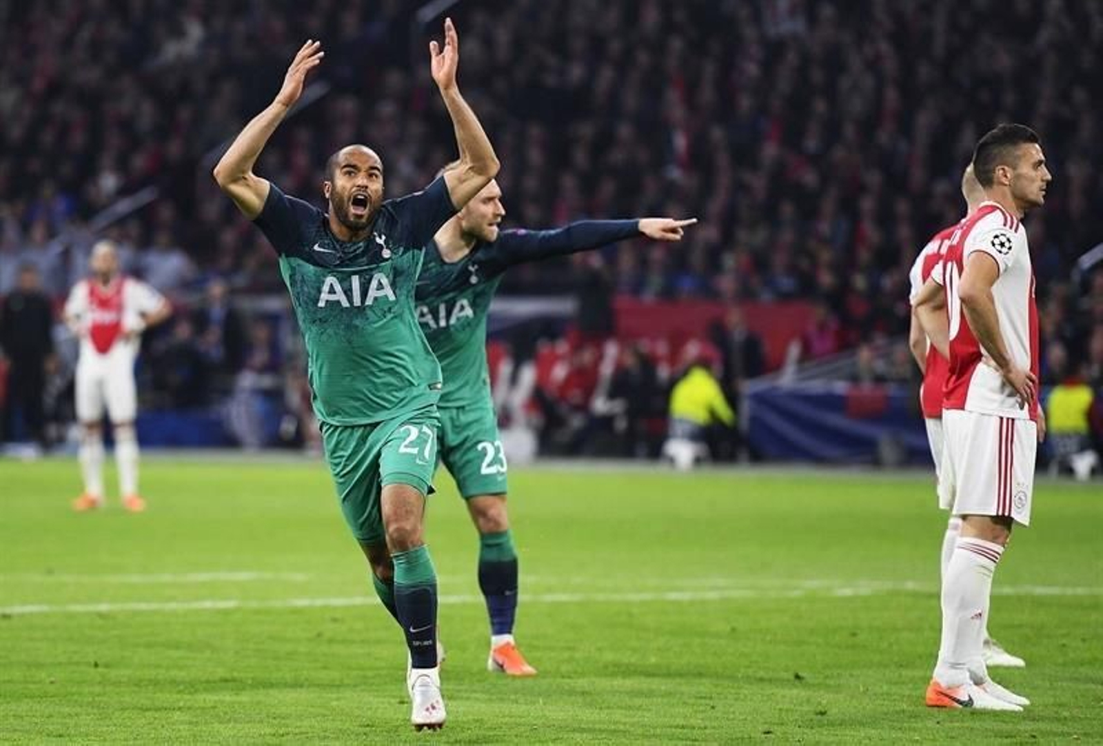 Lucas Moura (i) de Tottenham Hotspur celebra tras anotar