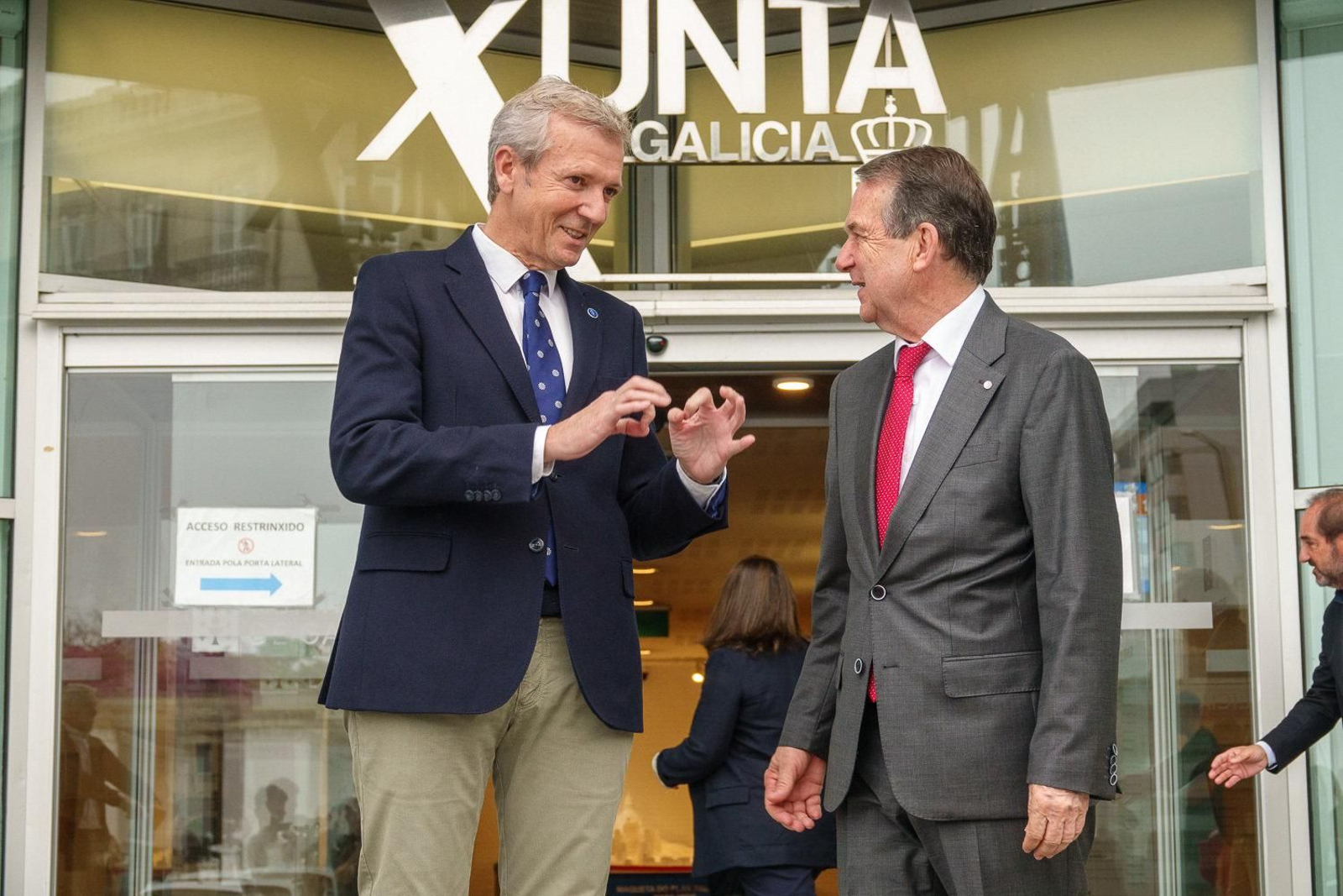 Conversación informal entre Rueda y Caballero.